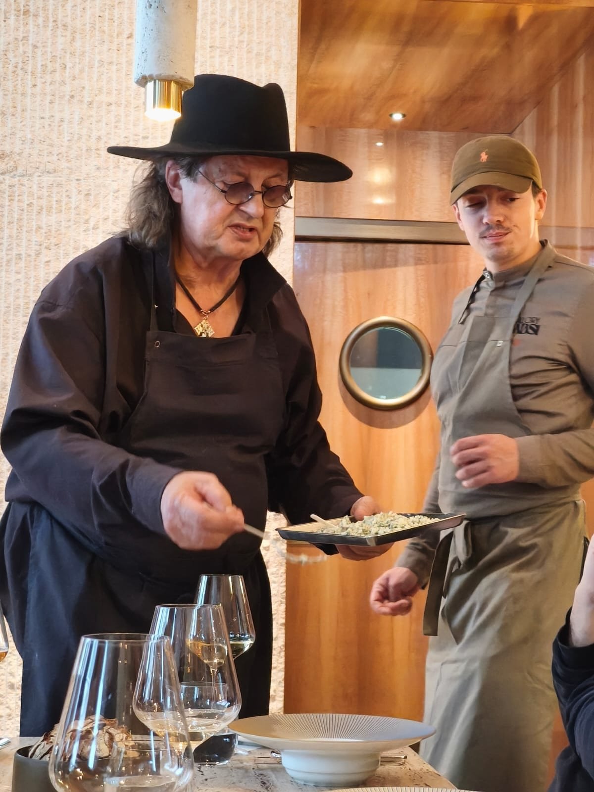 NOVEMBRE RECAP 

1/ 4 mains @marc_veyrat + @mallory_gabsi avant l&rsquo;ouverture de leur table &agrave; Meg&egrave;ve

2/ @restaurant.dandelion la claque du mois

3/ un plat de @mallory_gabsi 

4/ rencontre avec le boss de Beaumani&egrave;re : @glen