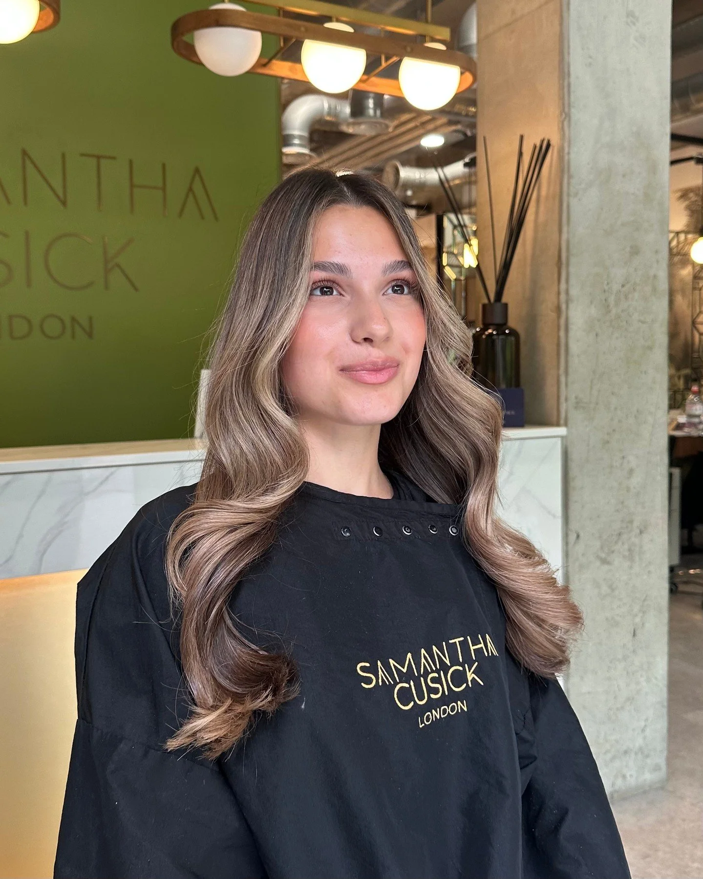 Dimension brunette blonde blends are EVERYTHING🧸✨🧋

Beautiful balayage on brunette hair by @hairbyjaydeness based in Fitzrovia! 

Using our faves @authenticbeautyconceptuk @redkenpro @olaplex