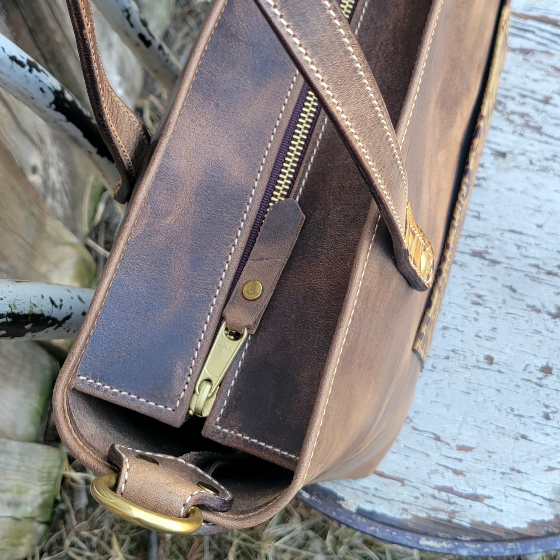 Zipper on leather tote bag