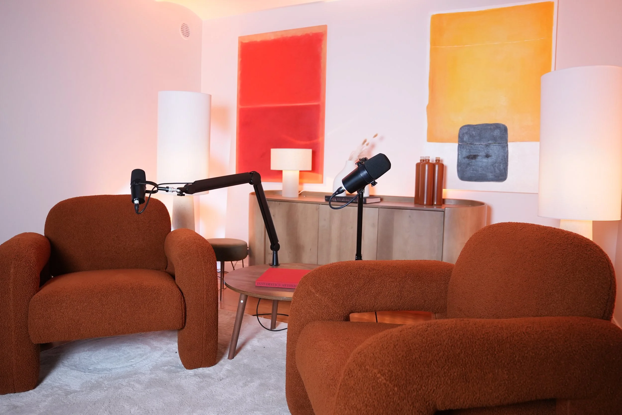 Décor CAMDEN : deux fauteuils pour un podcast vidéo.