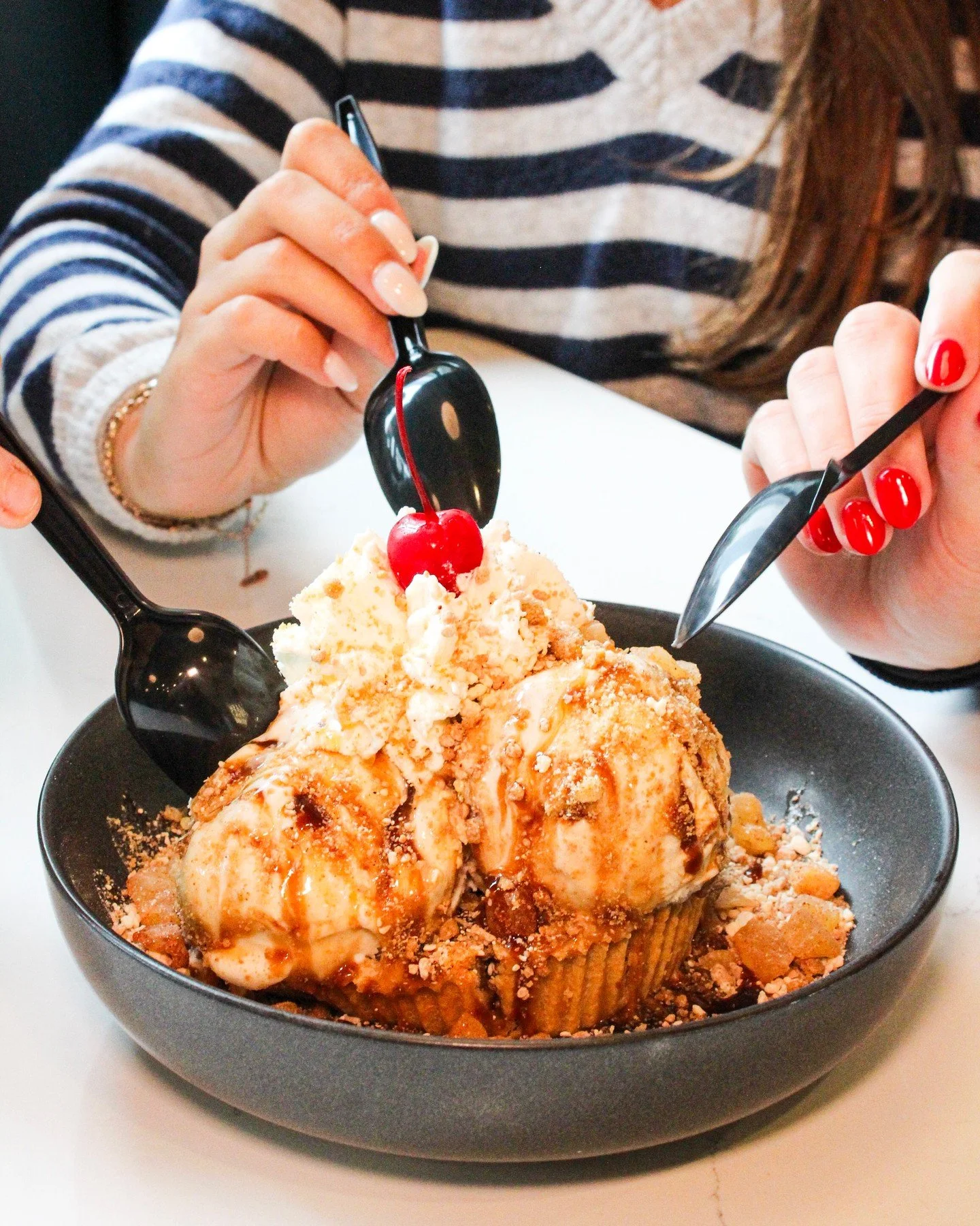 Who would share a Warm Apple Pie Unforgettable Sundae with you? 🍎

It's literally a warm apple pie topped with apple, Biscoff and vanilla ice creams&hellip; topped with cinnamon streusel, apple pie crumbs, cinnamon apple pieces, caramel and cinnamon
