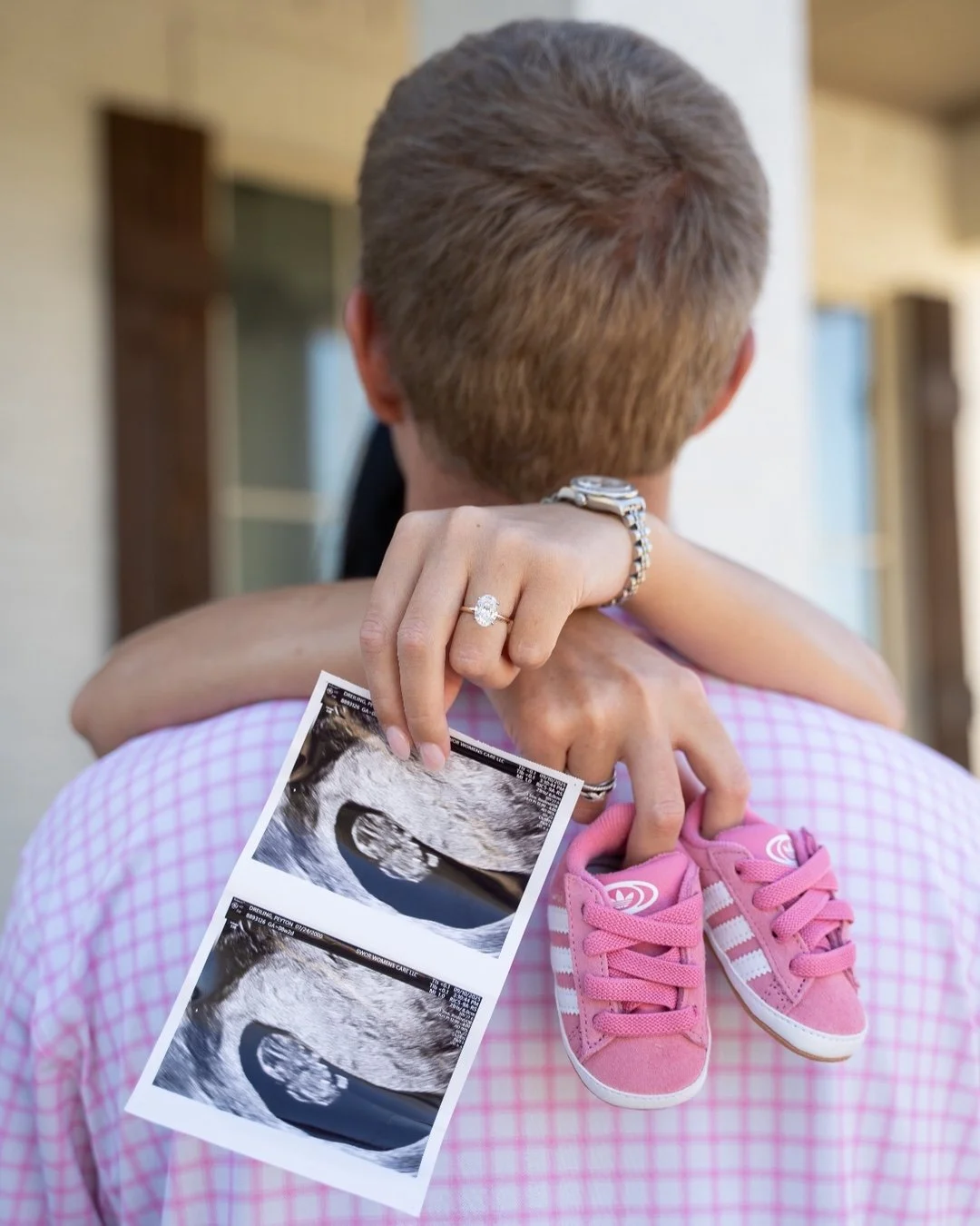 This moment is far too precious for an iPhone to capture! DM for details for your next pregnancy announcement, maternity shoot or updated family photos! These moments &amp; emotions deserve to be preserved forever🫶