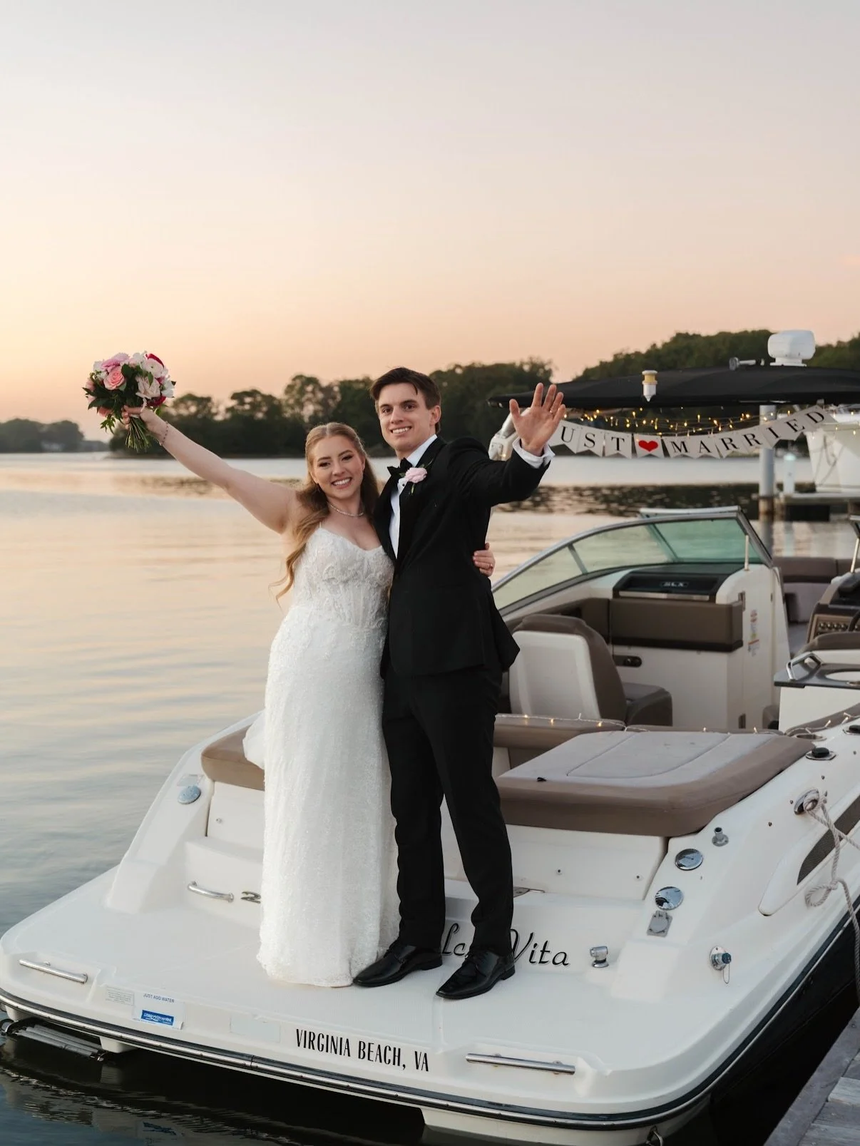 What&rsquo;s an east coast wedding if you&rsquo;re not riding away in a boat and using oyster shells for your seating chart? 🦪✨

We love weddings that incorporate features from their season and location that perfectly tie into the big day! ⛵️

Venue
