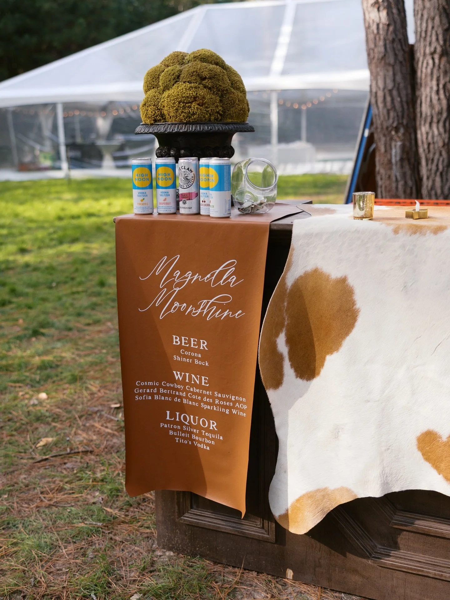 Jules &amp; Nick&rsquo;s western inspired bar moment is proof that thoughtful signage can completely elevate a space! 🥃

Add in themed drinks, and suddenly it&rsquo;s not just a bar&hellip; it&rsquo;s personal, it&rsquo;s fun, and it feels like YOU!