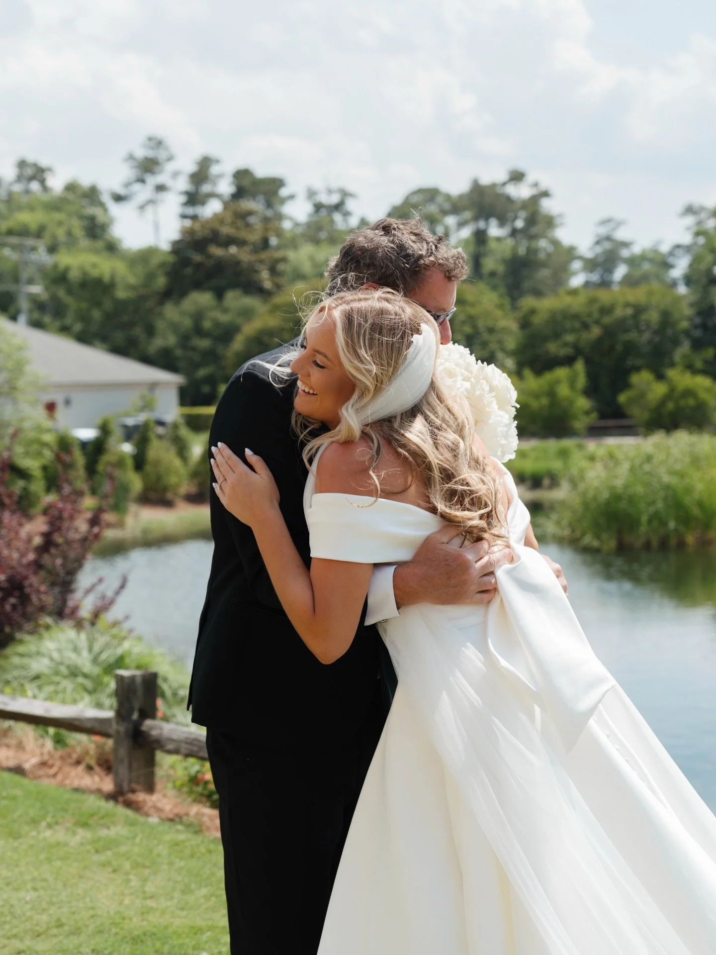 First looks are always essential to add into your wedding timeline, whether it&rsquo;s with dad, mom, bridesmaids, or groom! 

It&rsquo;s a special moment to make time for before you say &ldquo;I do&rdquo; and one you&rsquo;ll never forget. 🥹🫶🏻

V