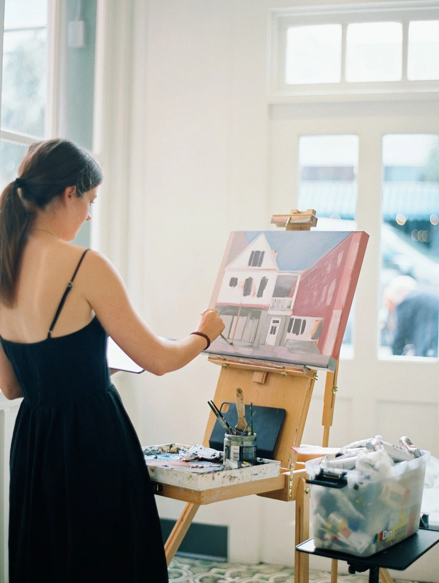 Live painters are one of those details that elevate the entire experience! 🎨✨

While your day is unfolding, they&rsquo;re capturing it in real time, turning a moment into something you can keep long after the big day! If you&rsquo;re considering hir