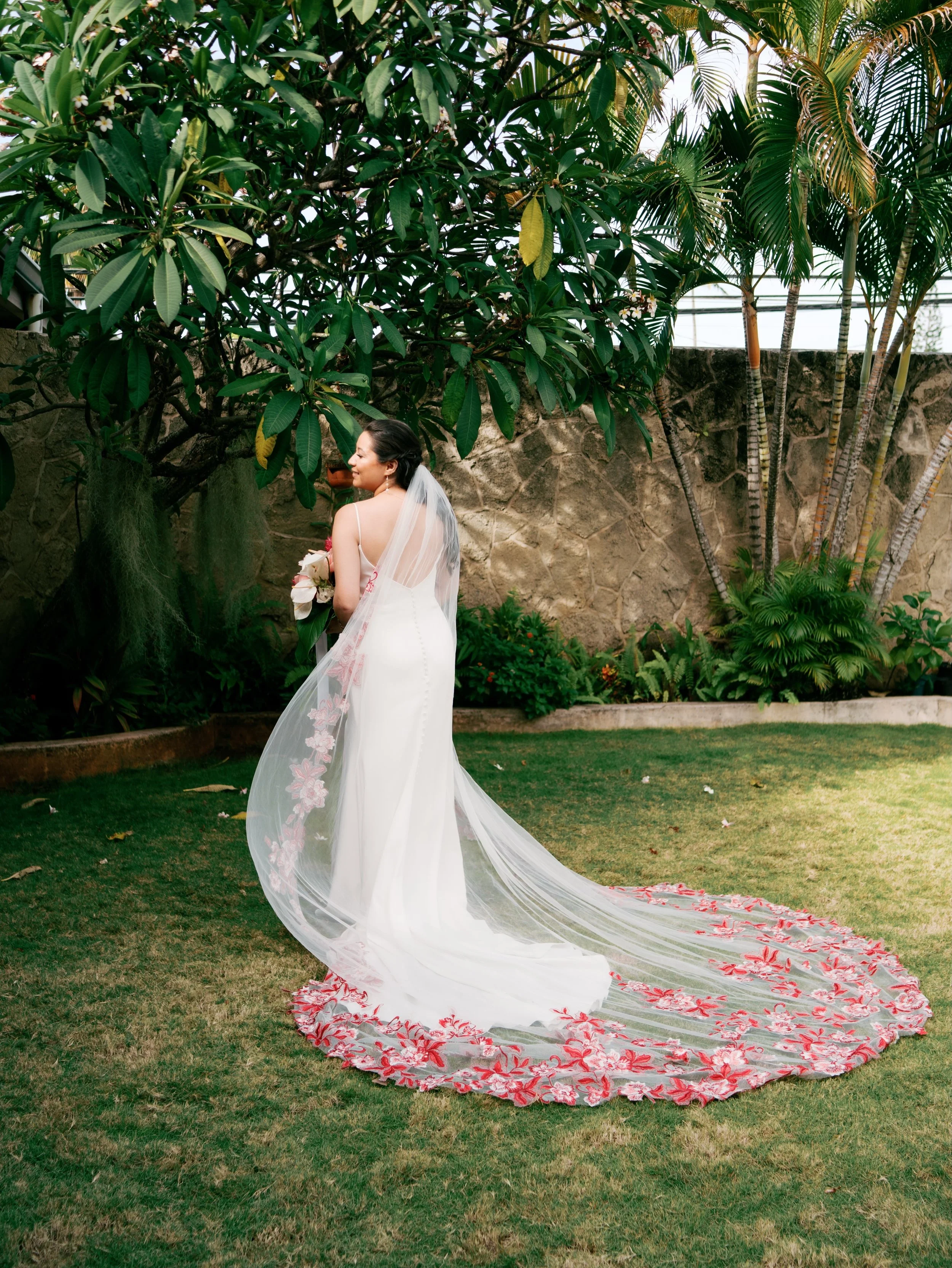 This time last year, we were somewhere between a Hawaiian sunset, ocean breeze, and &ldquo;I do&rdquo;!🌺💍

Still dreaming about this unforgettable destination wedding and all the details that made it so special! 🤍

Wedding Coordination | @rsgweddi