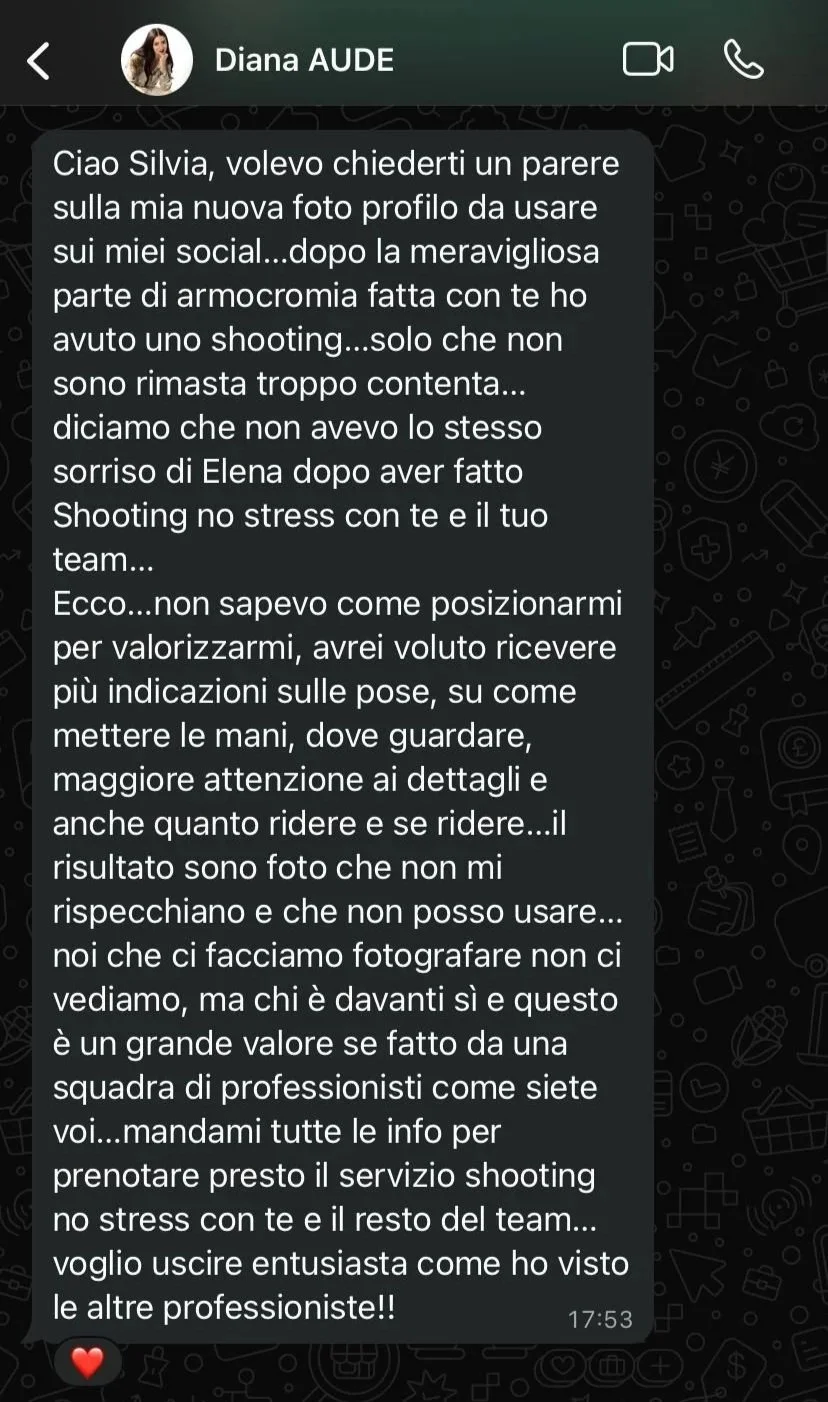 Messaggio di testo in italiano su uno sfondo scuro, scritto da Diana AUDE a Silvia, commentando una sessione di shooting fotografico e chiedendo consigli sulle pose e tecniche.