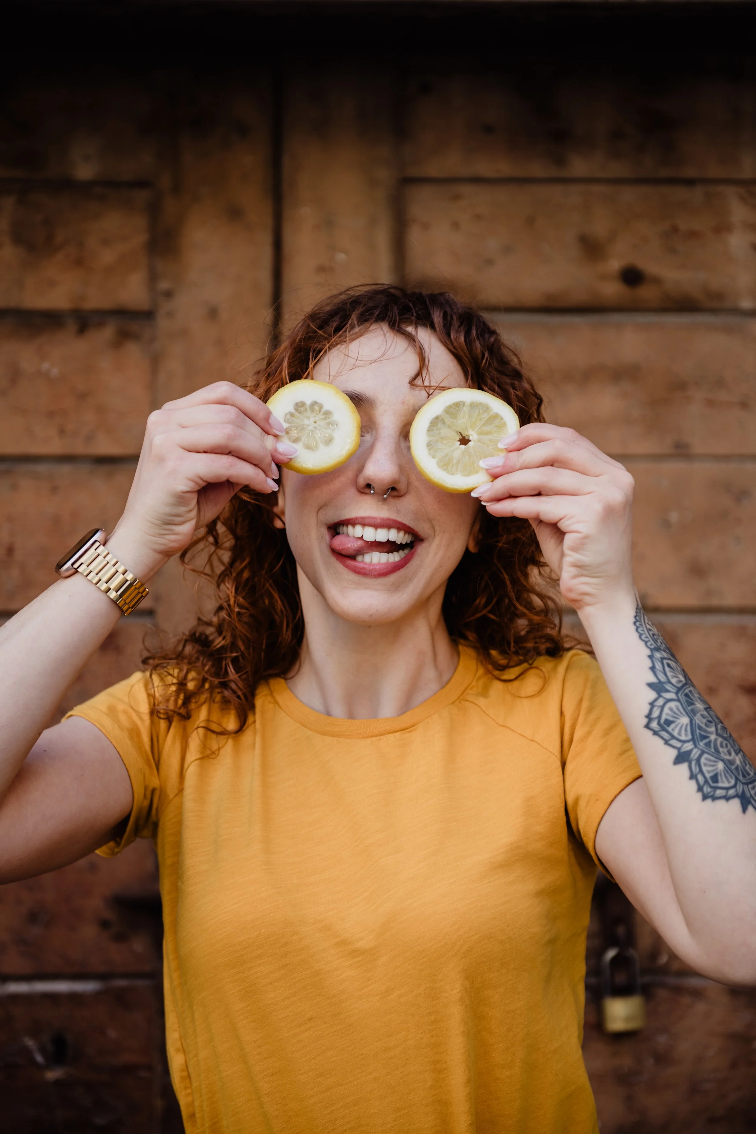 donna fetta limone