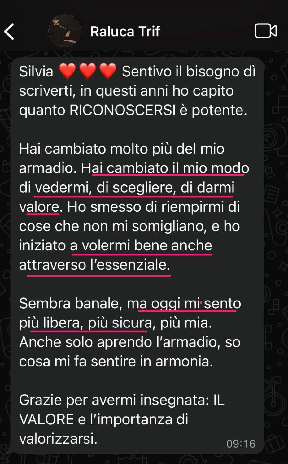 Screenshot di un messaggio di testo con un messaggio di ringraziamento e riflessioni sulla crescita personale, con alcuni testi evidenziati in rosa. La conversazione è a tema emotivo e motivazionale.