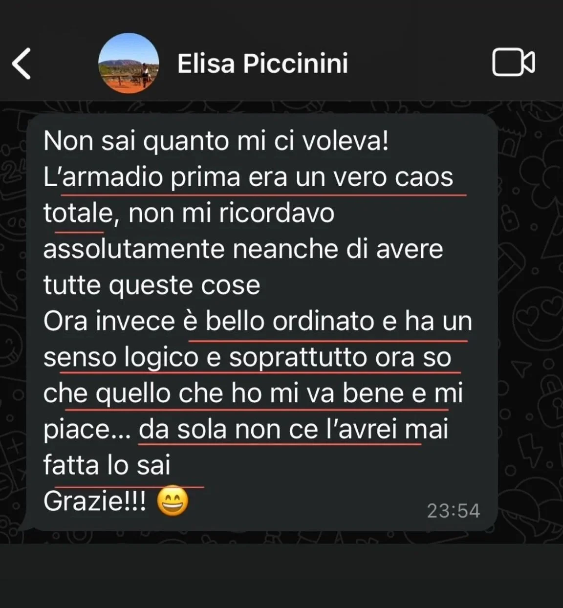 Screenshot di una conversazione di WhatsApp con un messaggio scritto in italiano su uno sfondo di motivi giocosi, con giorno e ora visibili.