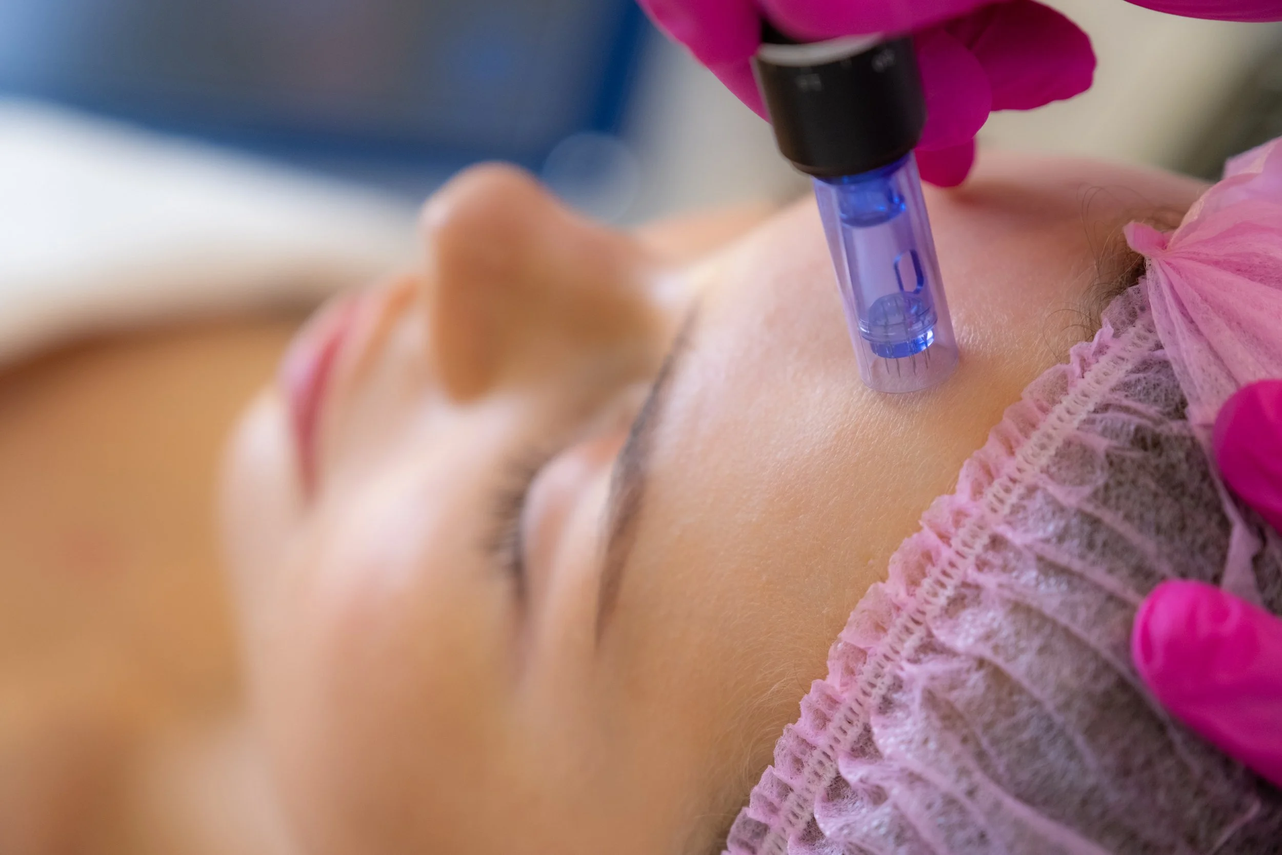 woman-receiving-facial-treatment-at-modern-clinic-2026-03-16-00-38-42-utc.jpg