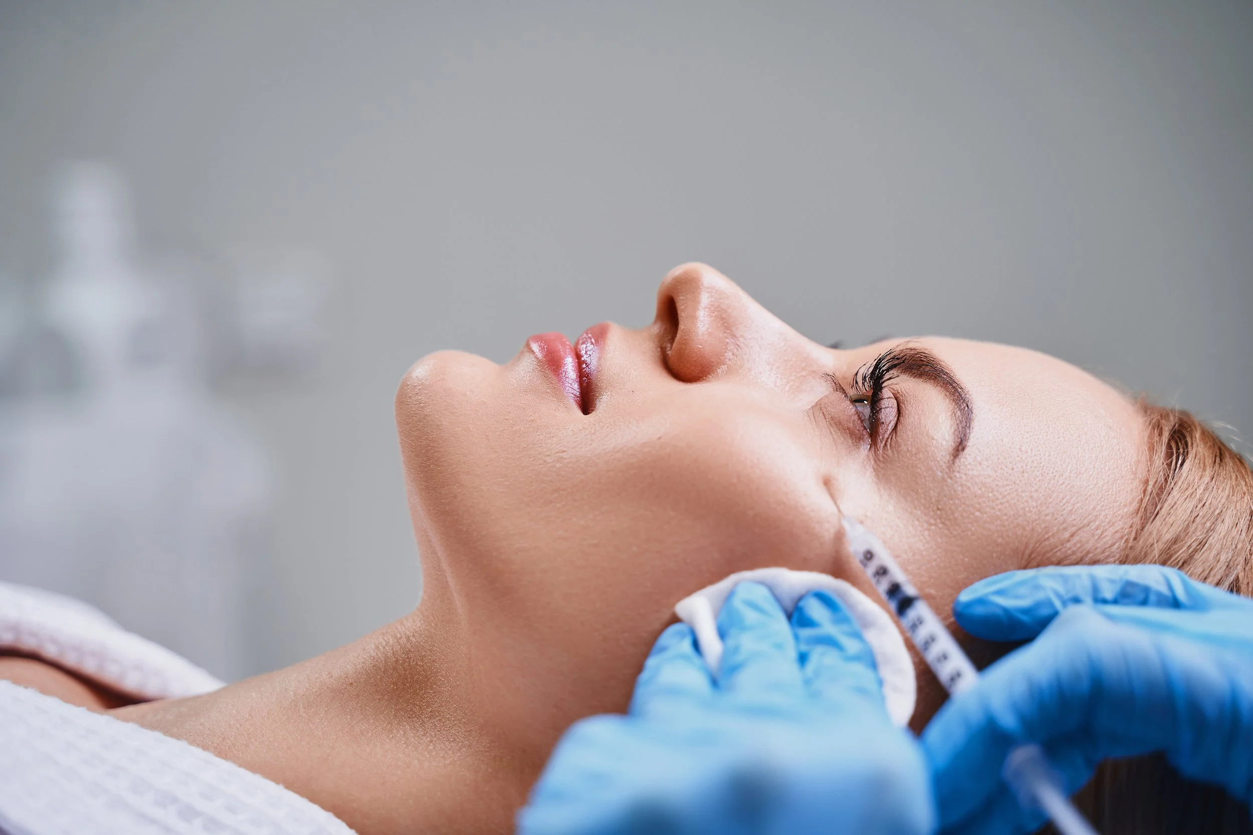 woman-receiving-facial-injection-for-cosmetic-impr-2026-03-24-04-50-10-utc.jpg