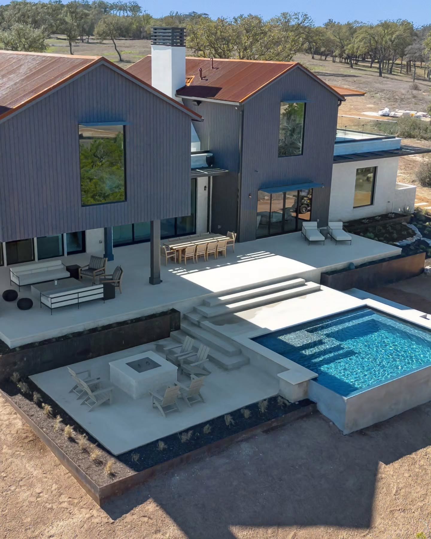 The Traditional Home at The Canyon Club is thoughtfully designed for the rhythm of everyday living. Spacious layouts with your choice of five or six ensuite bedrooms, natural materials and floor to ceiling windows create a warm and elevated environme