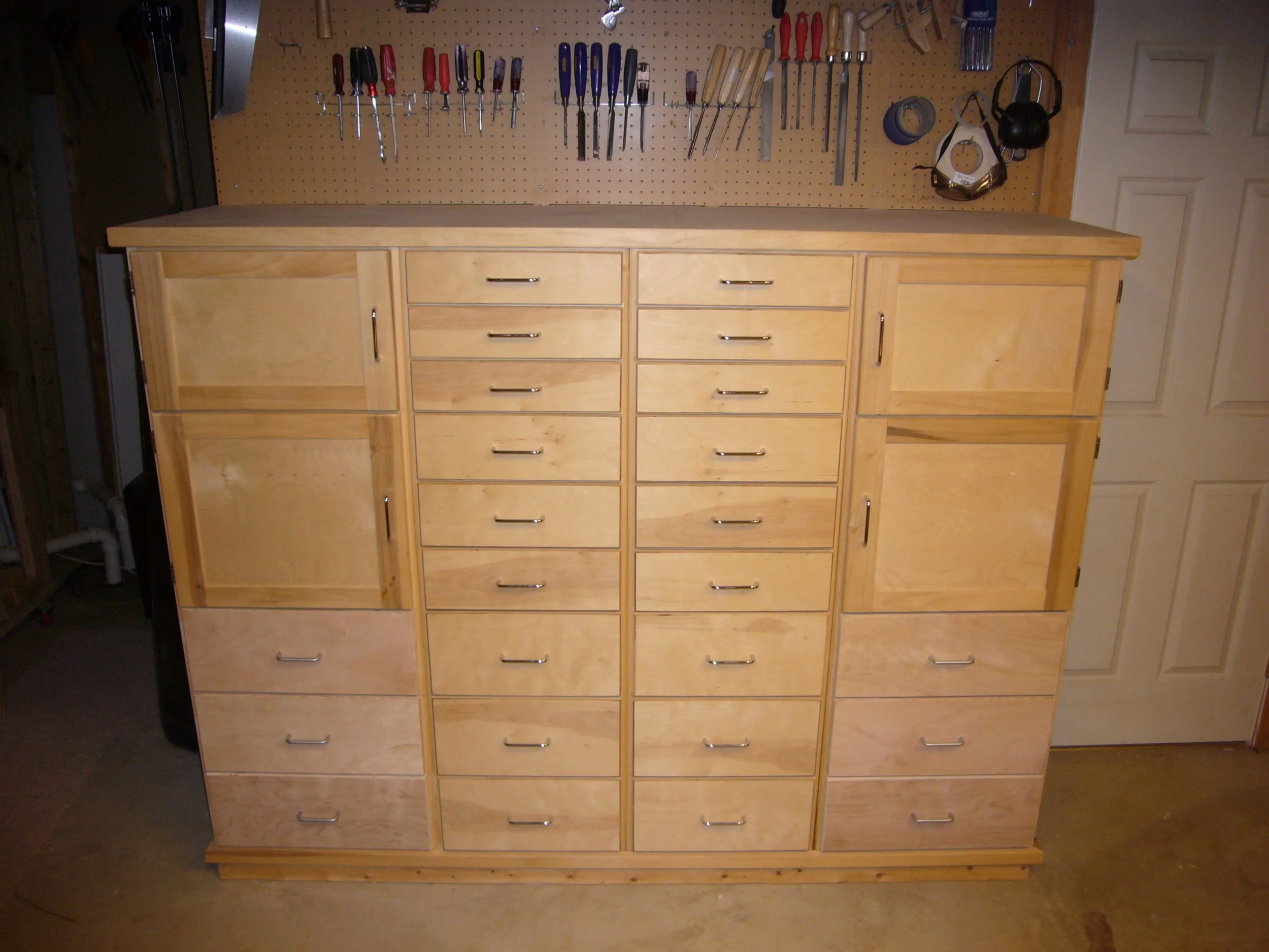 Tool storage cabinet