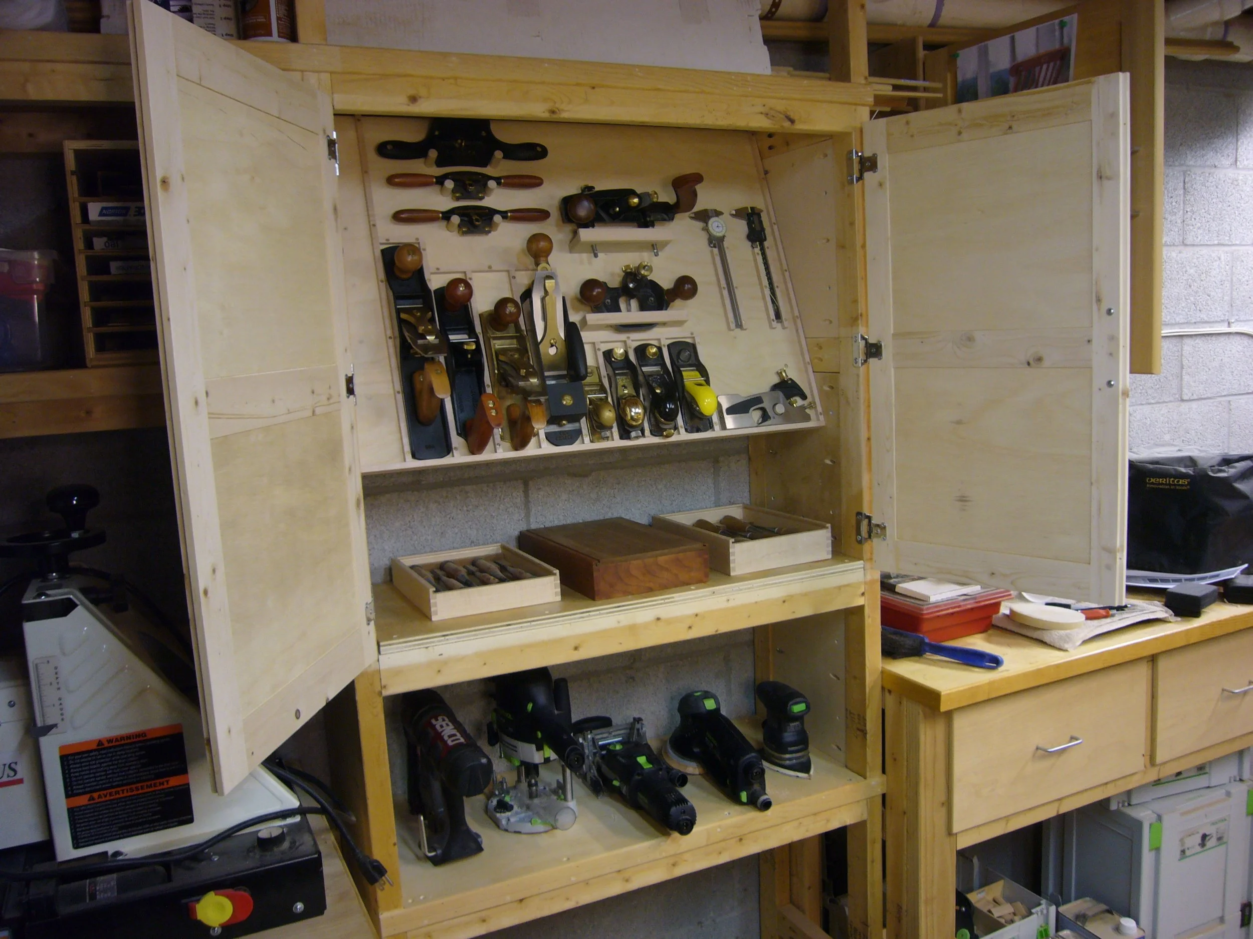 Hand tool cabinet