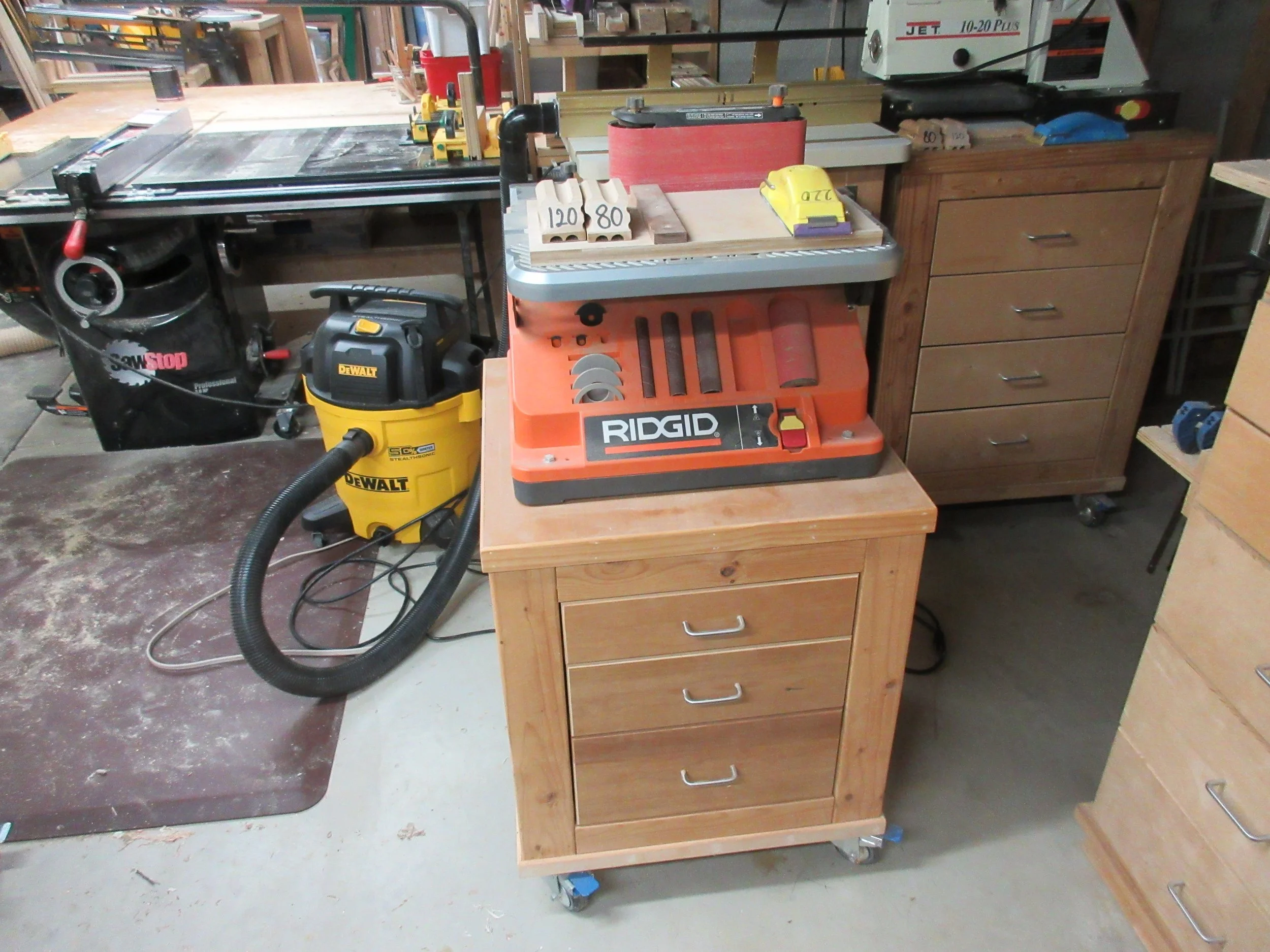 Oscillating spindle sander