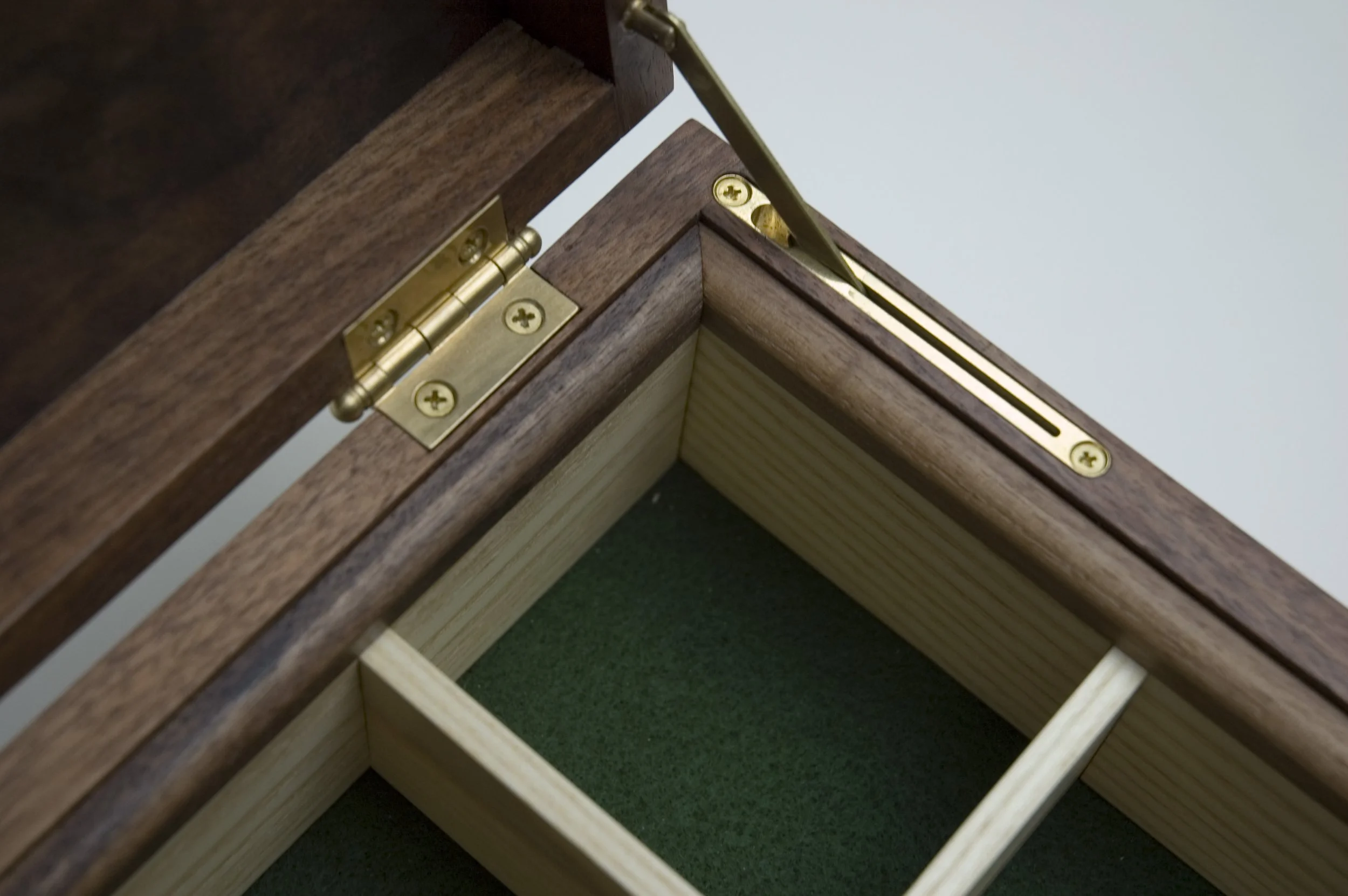 Corner detail with hinge