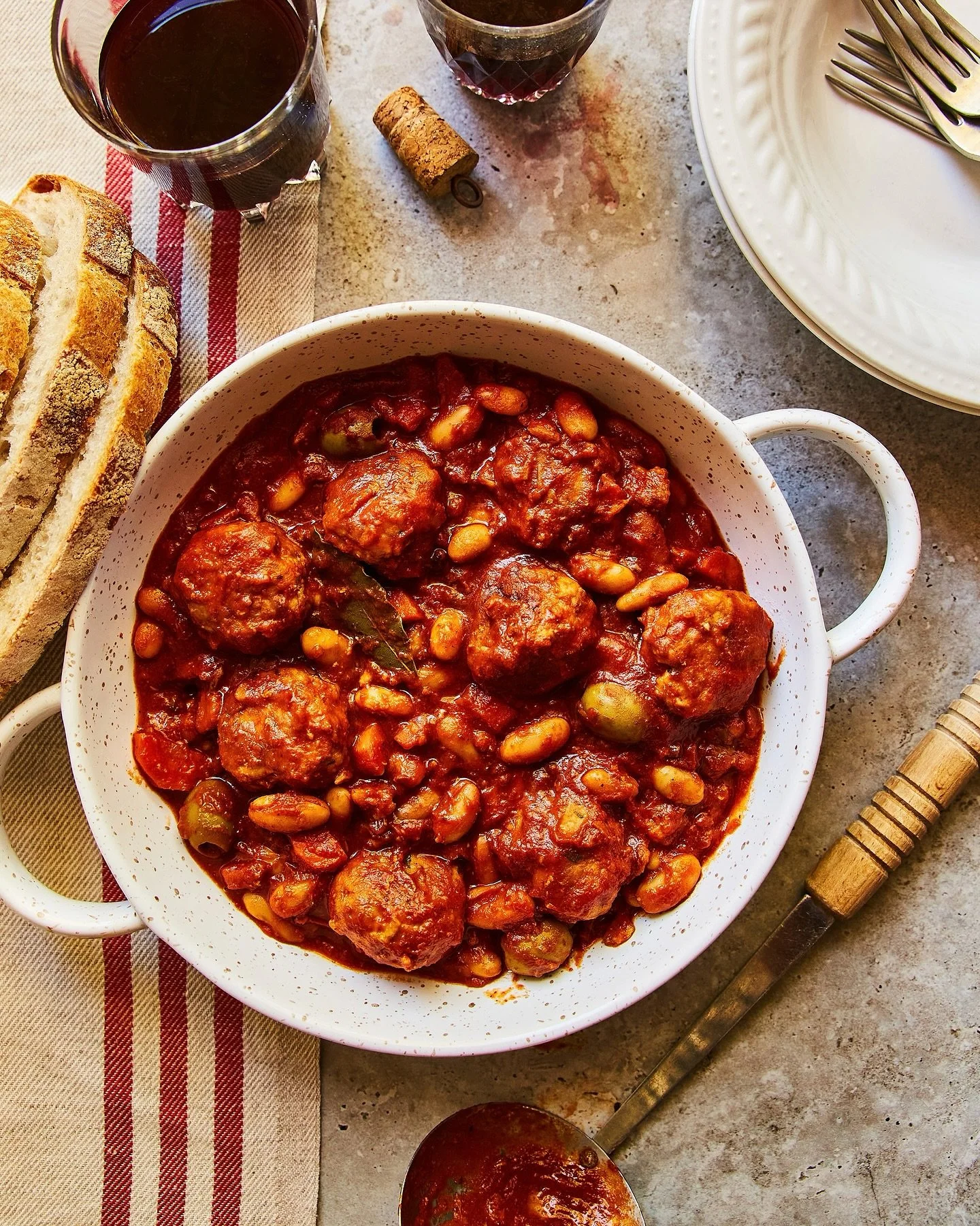 Boles de picoulat &mdash; ou bou-boulettes catalanes dans une sauce aux tomates, aux olives vertes, aux c&egrave;pes et aux haricots blancs. C&rsquo;est dans l&rsquo;infolettre SISPLAU! (S&rsquo;il te pla&icirc;t, en catalan). 

Un plat mijot&eacute;