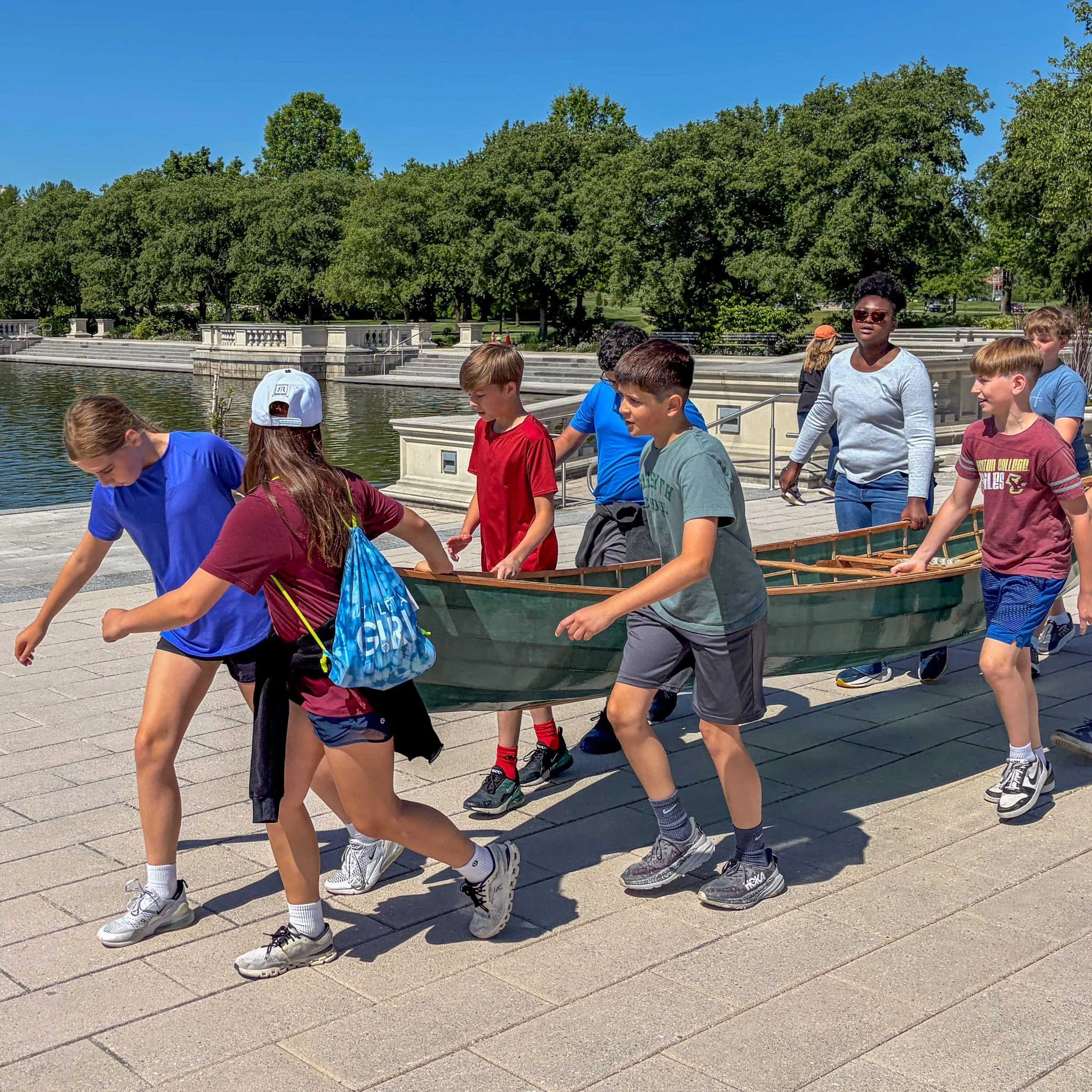 Grade 5 knocked #ForsythSchool's inaugural canoe build out of the park&mdash;and into the water! 💦 Forsyth recently partnered with the @urbanwildernessprogram to build a beautiful 15-foot skin-on-frame teal canoe at Forsyth with experienced instruct
