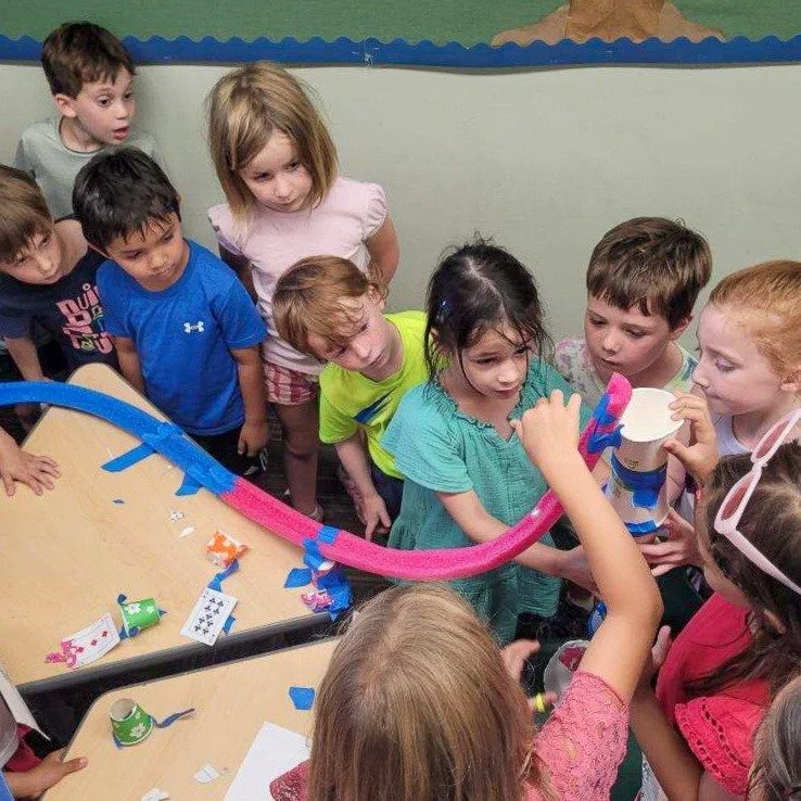 This week at #ForsythSummerDiscovery, our pre-primary campers explored art in motion! 🎨⏩ Campers in Sr-K through Grade 2 tackled puzzles of every type 🧩, played sportsball games with bases ⚾️, and had fun making AND breaking things 🔨! Older camper