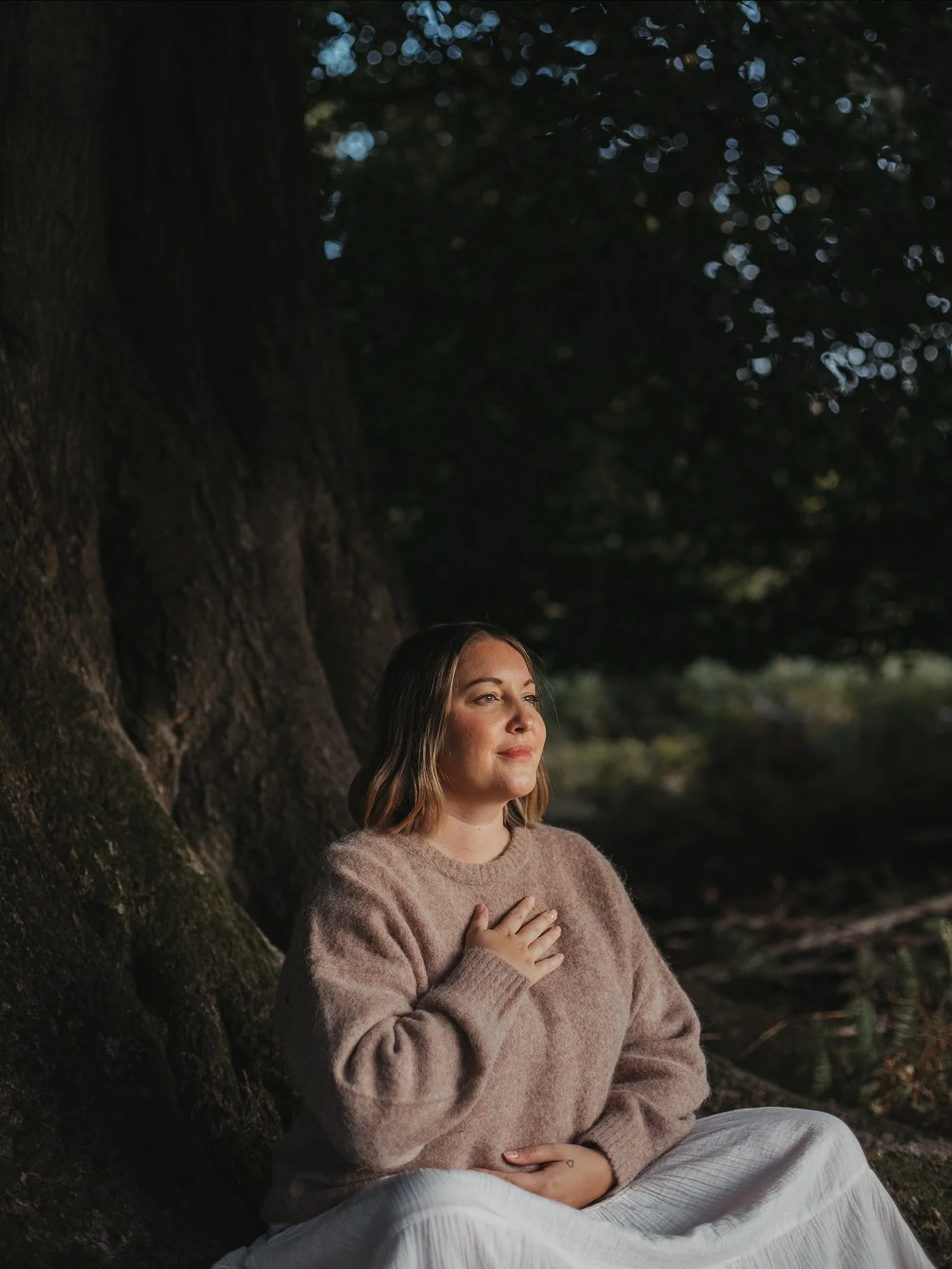 remembering the sweetness of autumns light back in September - whilst capturing the beauty of @emmaheartwoodwellbeing 

#autumnphotography #photographingbeauty #portraits #naturephotography #photographingwomen #soulfulliving #soulfulartist #empowring