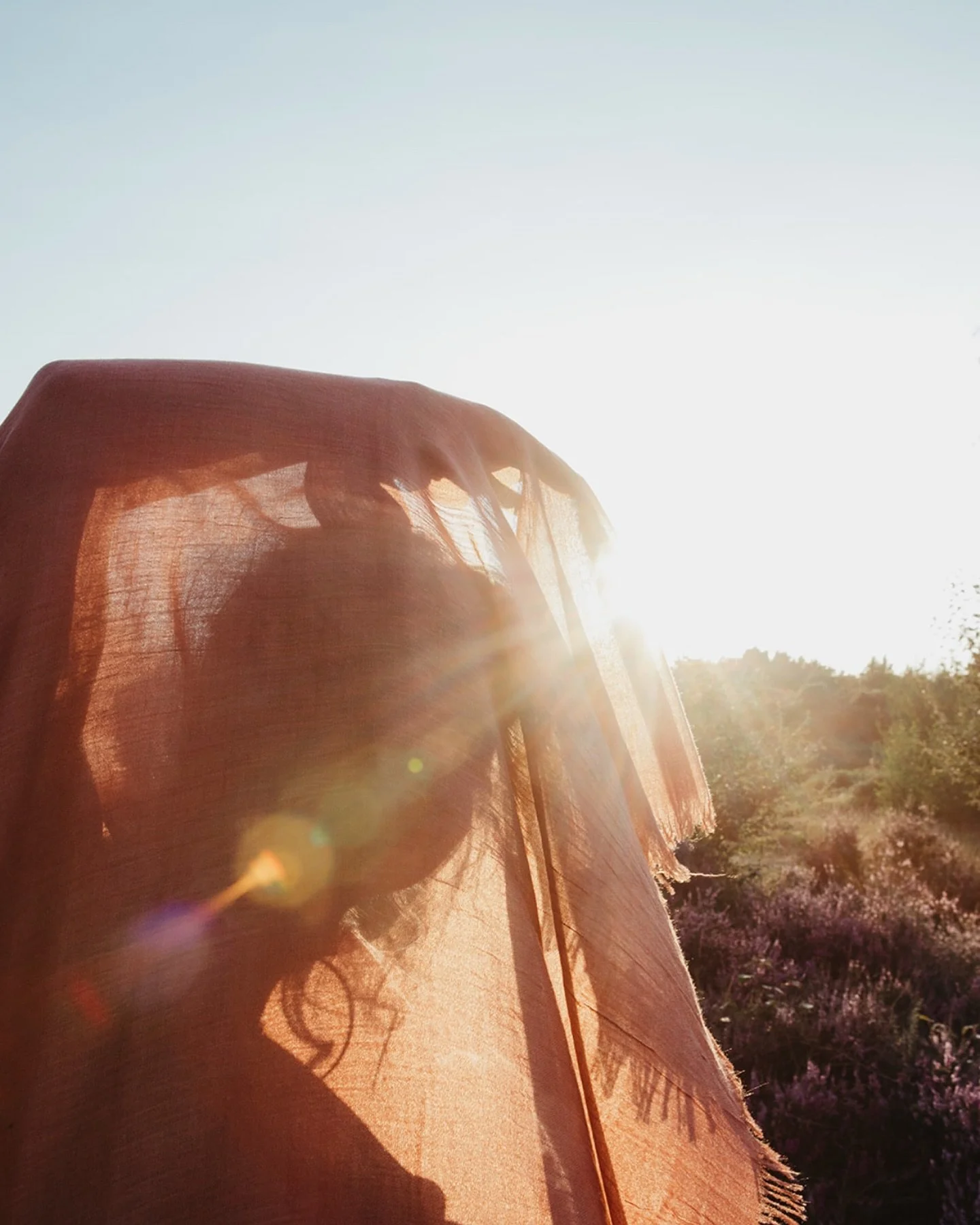 Friday feeling with the beautiful @sacred_harmonics - remembering sweetly that warm summers eve in the ashdown forest&hellip; light, movement, beauty, sacred souls creating together. 

#photographingwomen #capturingbeautifulmoments #portraitshoot #em