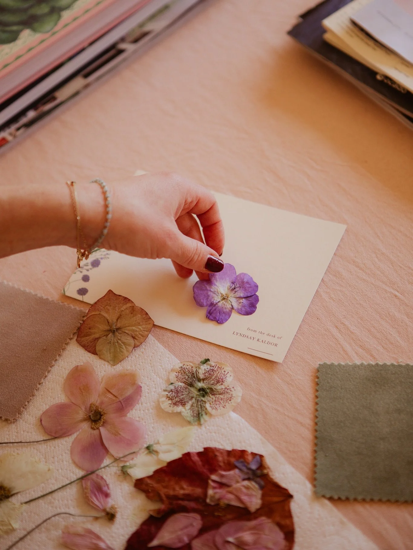 It&rsquo;s always an honour to photograph my clients in their homes. I am always in awe of the beautiful spaces that people create, and where they bring their own heart-work to life - and yours was so special @storyandthread_ 

Capturing people and t