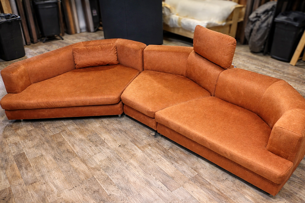 Neu bezogenes Designer-Möbel 1