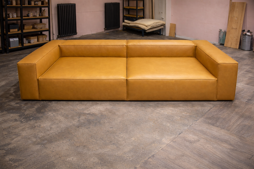 Hochwertig neu bezogenes Sofa in deutscher Handwerksqualität