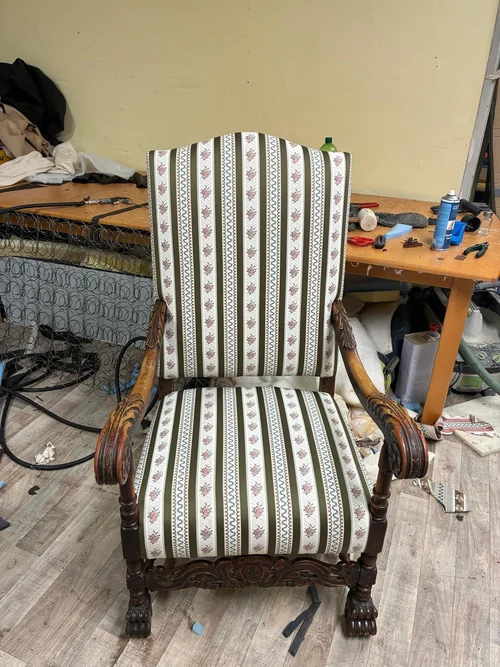 Detailaufnahme einer Restaurierung – Polster- und Näharbeiten an einem Möbelstück