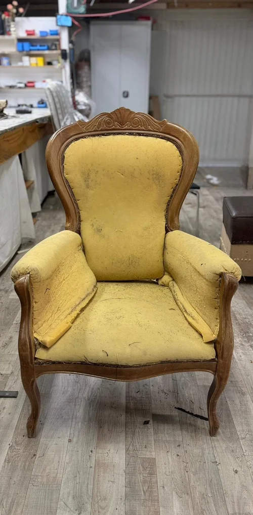 Restaurierte Polstermöbel und laufende Projekte in der Polsterei-Werkstatt Wiesbaden