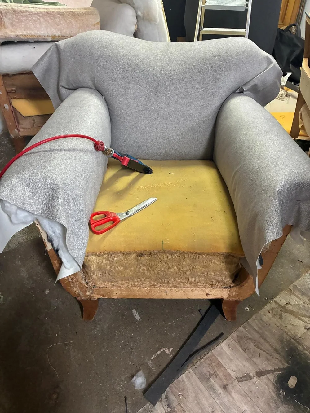 Aufgearbeitetes Sitzmöbel nach Neubezug