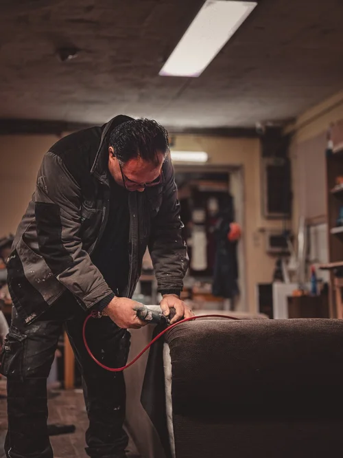 Direkt am Polstern in der Werkstatt