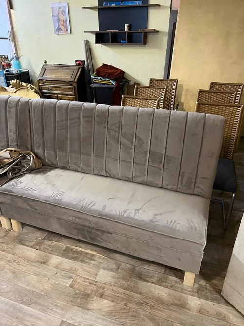 Neu bezogener Sessel mit hochwertigem Stoffbezug