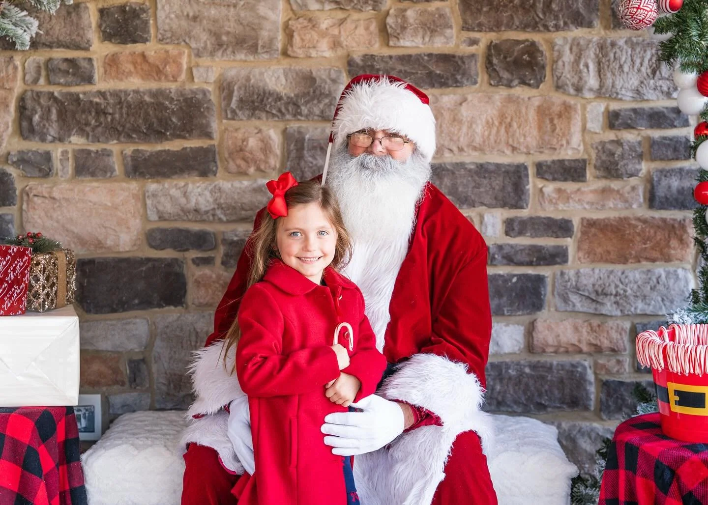 🎅🏻 pics 2025 ✨

Not sure how many years we have left so holding onto every magical moment this year! 

(Thank you, @redefined.realestate and @clientcare.realestate for inviting us to meet the big guy!)