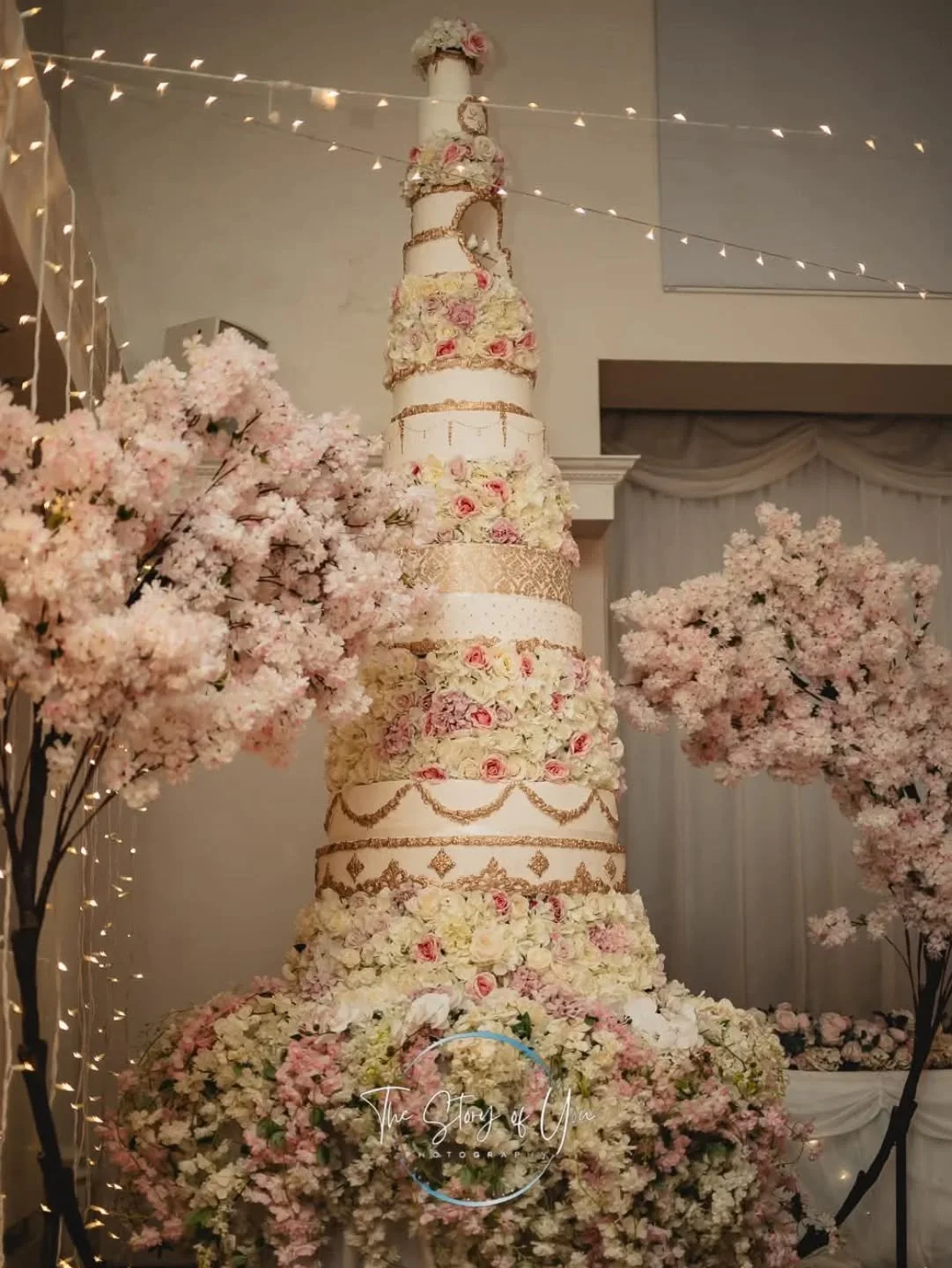 I think yesterday's wedding cake is possibly one of the biggest I have ever seen!

@wortleyhallsheffield