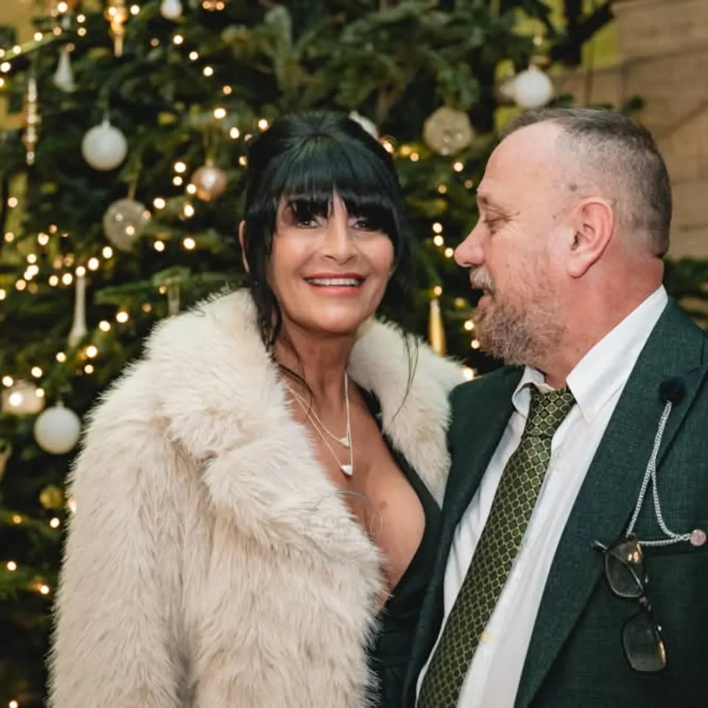 It might have been a cold and wet day for D+W who married this week at Barnsley Town Hall but that certainly did not dampen their spirits. A lovely afternoon with a simply perfect cake, certainly got my approval as a fellow mini lover. I hope you had