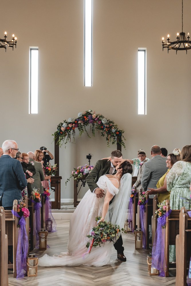 Dip kiss in ceremony 
