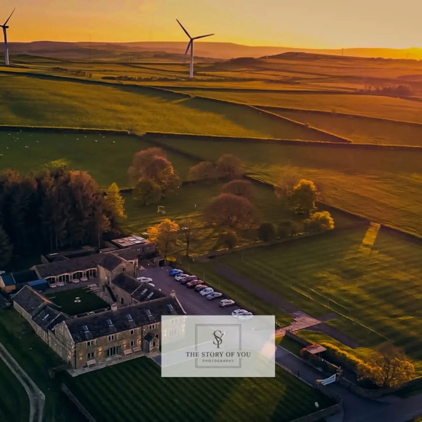 How beautiful is this sunset over @spicermanor 

Beautiful 😍