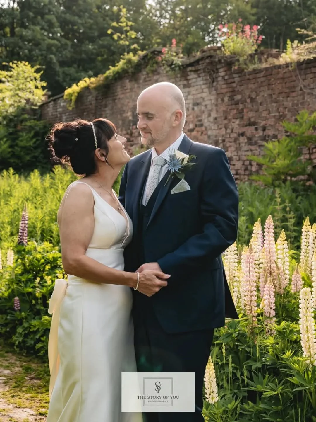 What a glorious day yesterday for C + J. They had a late afternoon ceremony and so we made the most of the late afternoon sunshine and the beautiful colours currently on display at @wortleyhallsheffield It was the perfect afternoon. Thank you for ask