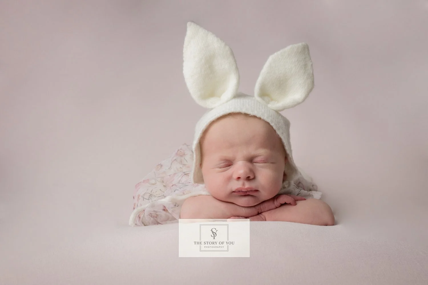 Newborn photography baby with hands under chin