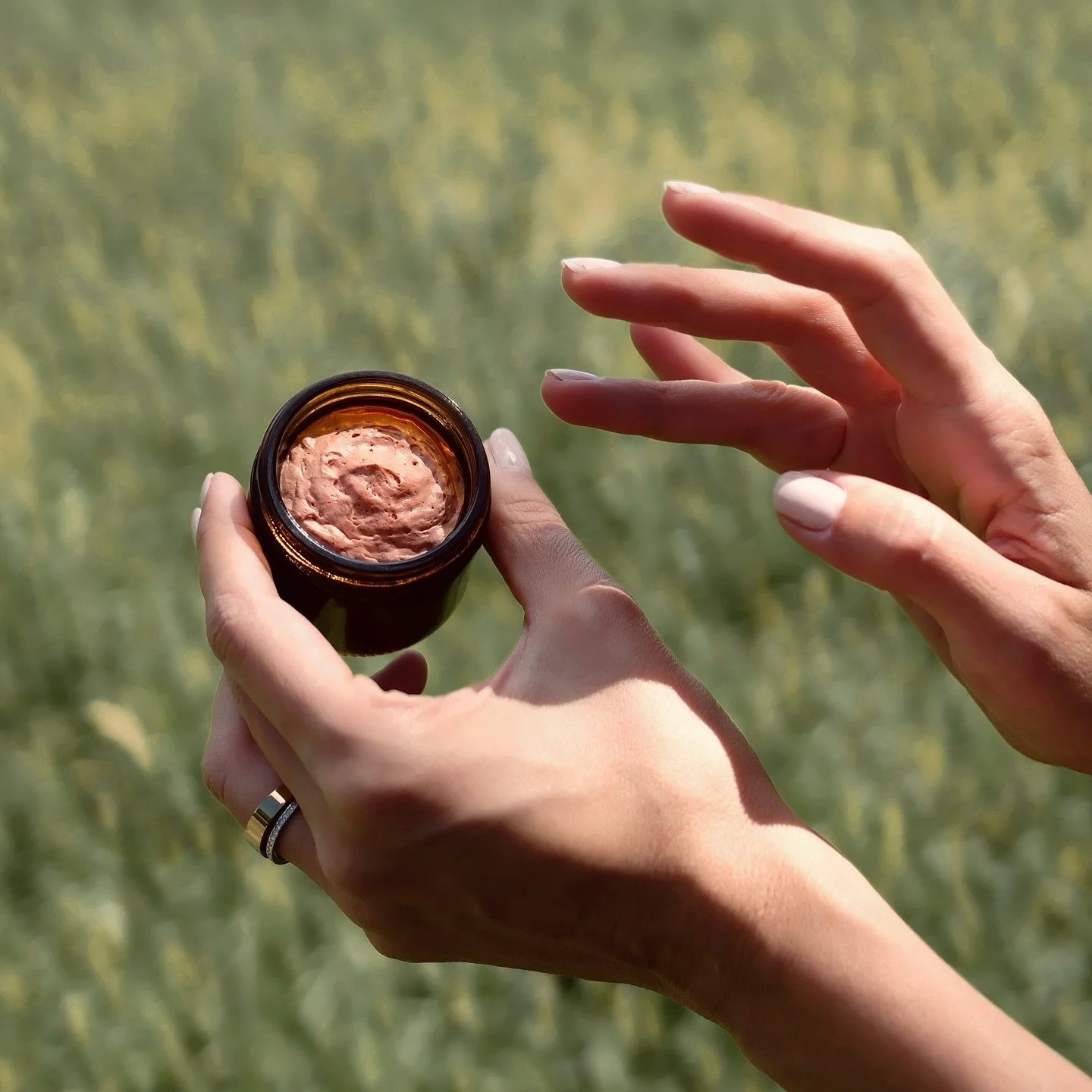 Tallow meets tint, naturally. 🌾

Our Red Velvet Latte Skin Renew Tallow Blush is now available at skinlinen.com. Crafted with grass-fed tallow, manjistha root, Bakuchiol, and sea buckthorn oil, it melts into the skin for a soft, velvety glow that no
