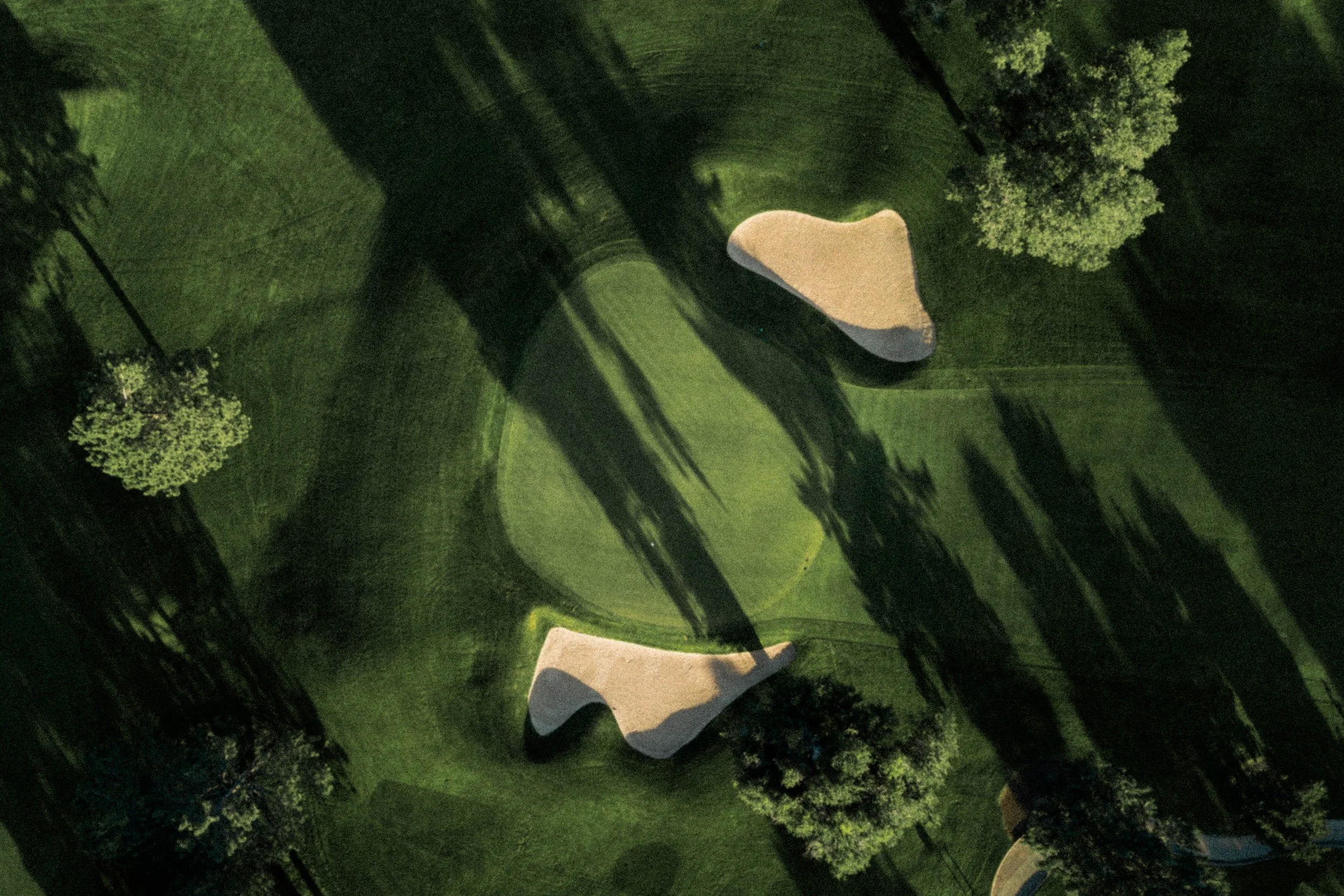 Birds eye view of a golf course.