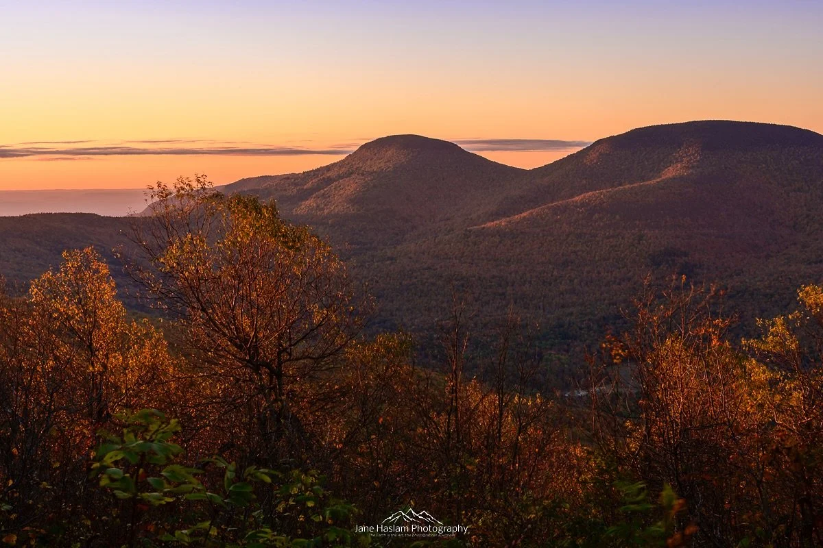 Had an excellent overnight on Windham High Peak earlier this week&hellip;. 3 different ledges gave 3 really nice views and we managed sunset / Milky Way (even with the moon) and this beautiful golden sunrise looking over towards the Blackhead range -