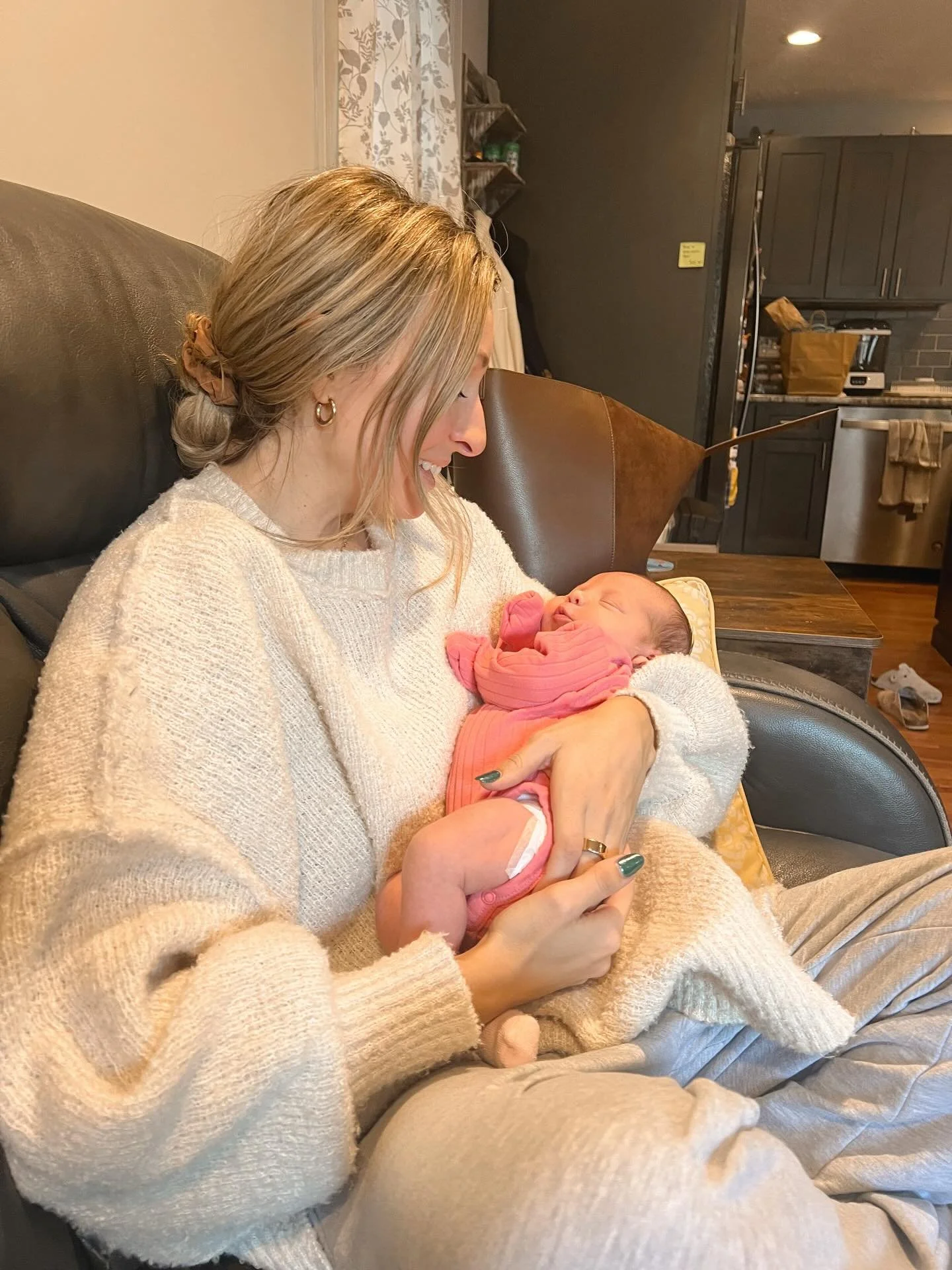 Will forever cherish holding babies after walking alongside their mama&rsquo;s during pregnancy &amp; labor 🕊️

#birthdoula #birth #homebirth #naturalbirth #holistic #kentuckydoula #postpartumdoula #postpartum #doulasupport #maternitywise  #vbac