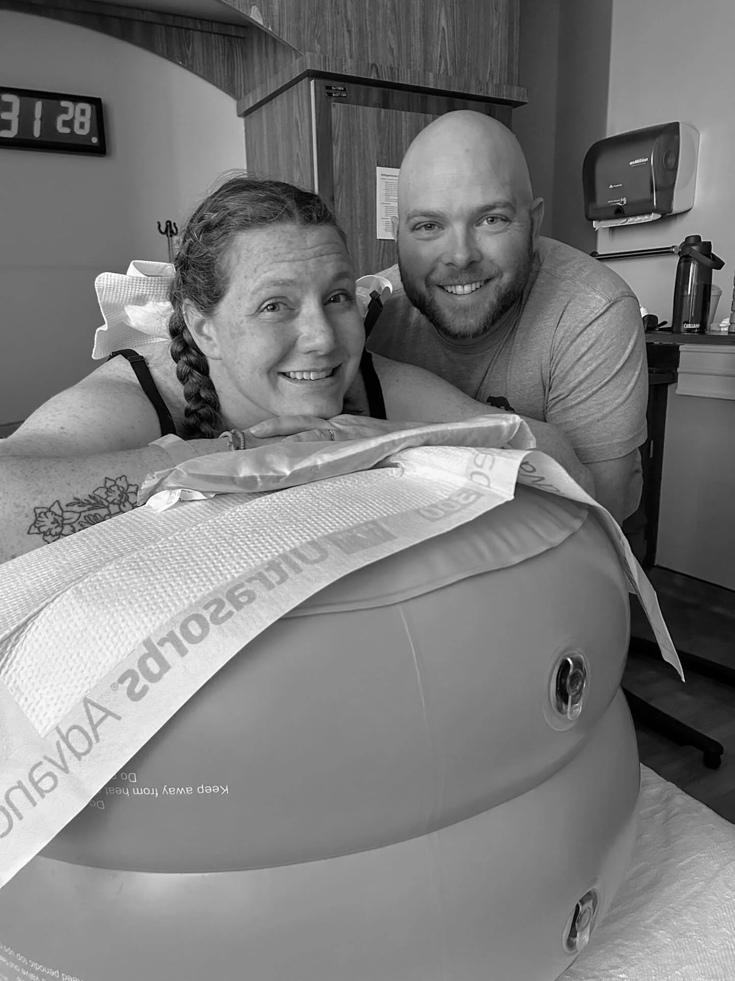 Doulas + dads 🫶

Our job is always to encourage dads, not replace them. When the birth team works in harmony (dad, doula, nurse, OB/midwife) mom can do her thing, bring baby earthside 🌎

Some ways that we have found how to support dads:
- reminding