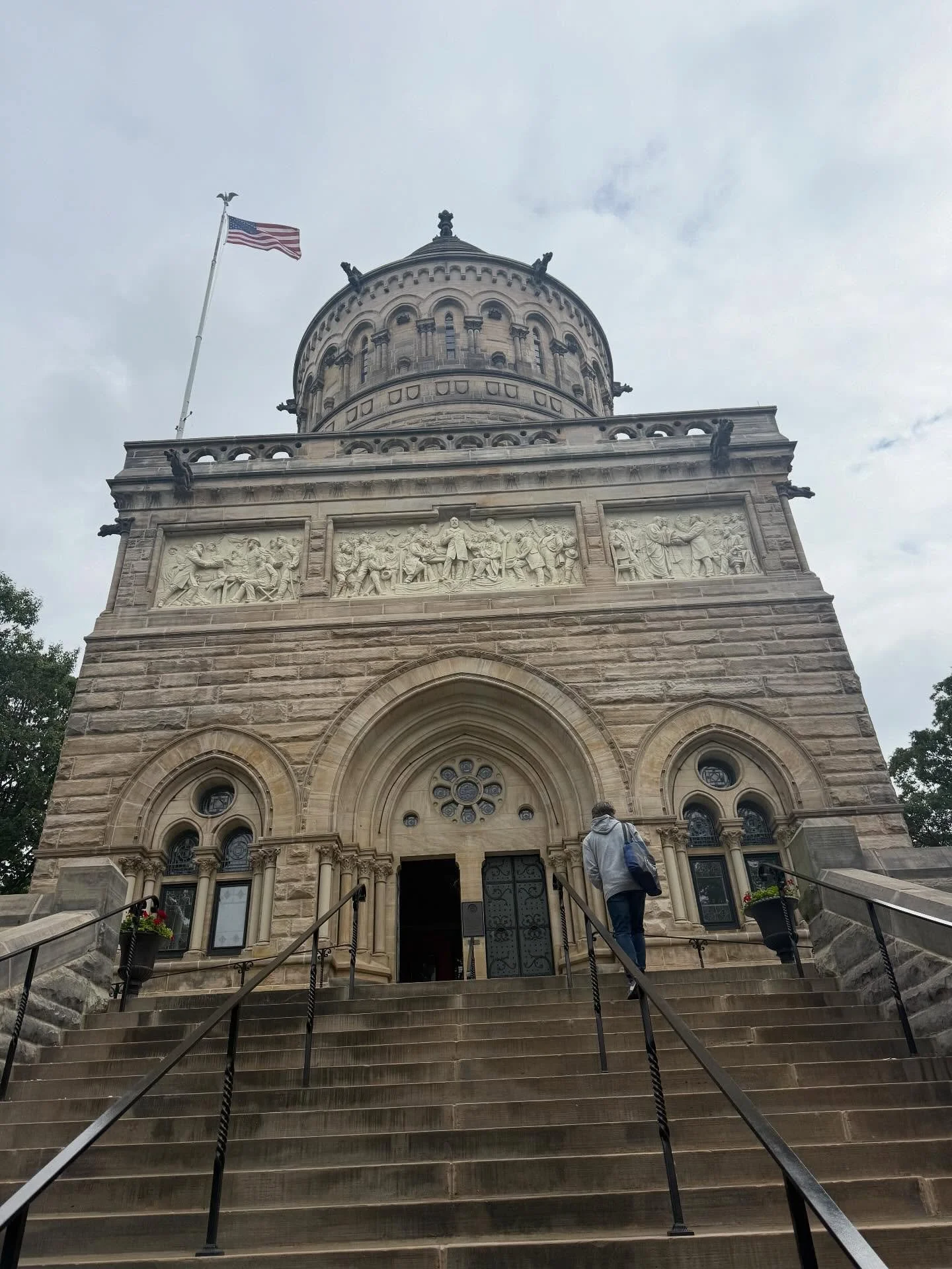 CRU weekly updates! We played volleyball outside with our friends through @rec2connectfoundation, did some Zumba (and the locomotion!) then explored our community sites at Lakeview cemetery for some October fun! ๐๐ฏ๐๐๏ธ
