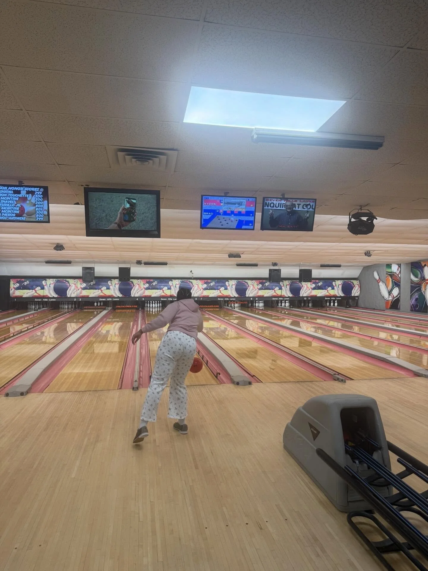 CRU on the move! We continued to enjoy hockey with @rec2connectfoundation and are seeing a ton of progress on game play and skills!! Then we went to knock down some pins at Seven Hills bowling, lot of strikes and lots of fun! 🏒🥅🎳