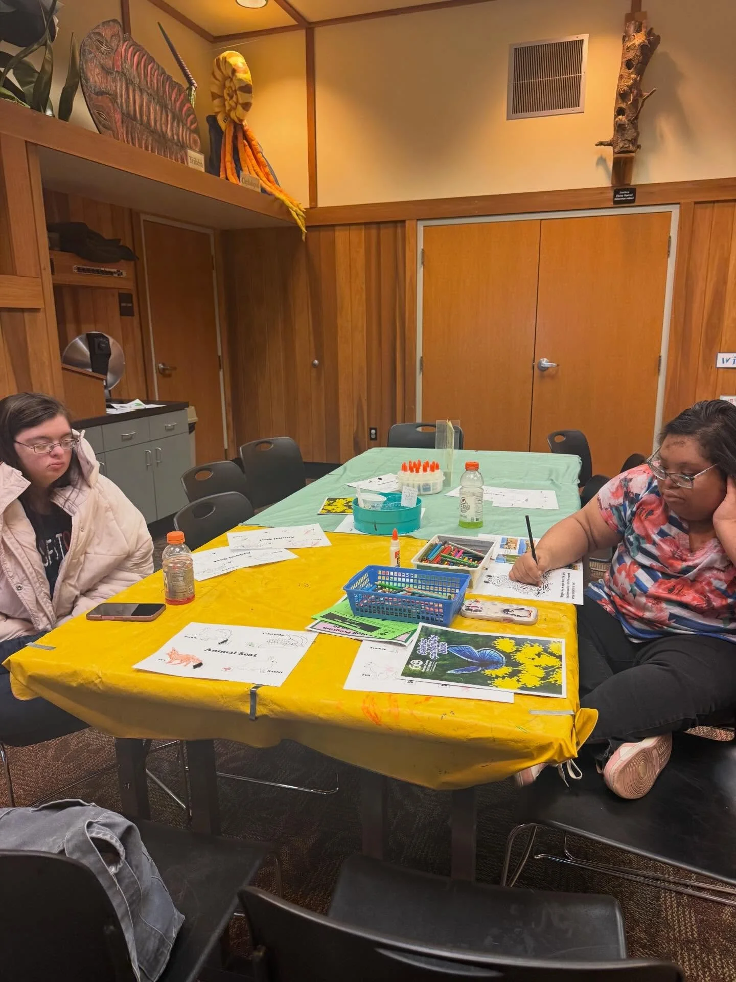 Checking out a new spot before music today! Lots of fun activities and animals to see, can&rsquo;t wait to come back and explore outside once the weather shifts to Spring!! 💚🐸🌳